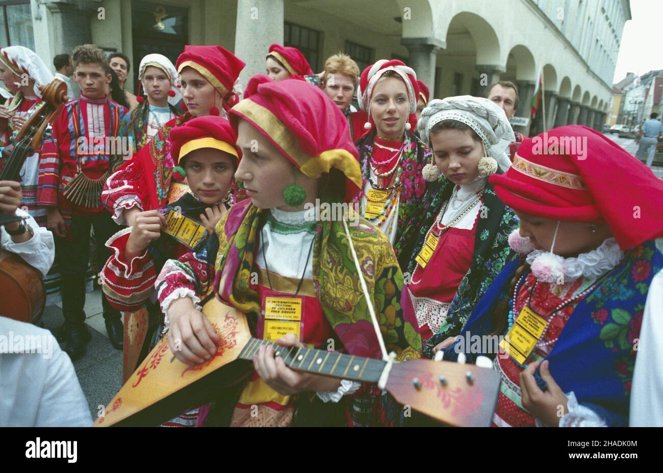 Zielona Góra 09.08.1993. II Miêdzynarodowy Festiwal Dzieciêcych Zespo³ów Folklorystycznych w Zielonej Górze (8-14 sierpnia 1993 r.). W festiwalu wziê³o udzia³ kilkadziesi¹t zespo³ów dzieciêcych i m³odzie¿owych m.in. z Polski, Niemiec, Tschechisch, Ukrainy, Rosji, Holandii, Macedonii, Hiszpanii, Belgii, Chin. NZ. Uliczny wystêp dzieciêcego zespo³u folklorystycznego Horovod z Rosji na Starym Rynku. mta PAP/Ryszard Janowski Zielona Gora 9. August 1993. Das Internationale Festival der Kindervolkgruppen 2nd (8.-14. August 1993) mit mehreren Dutzend Gruppen aus Polen, Deutschland, der Tschechischen Republik, Stockfoto