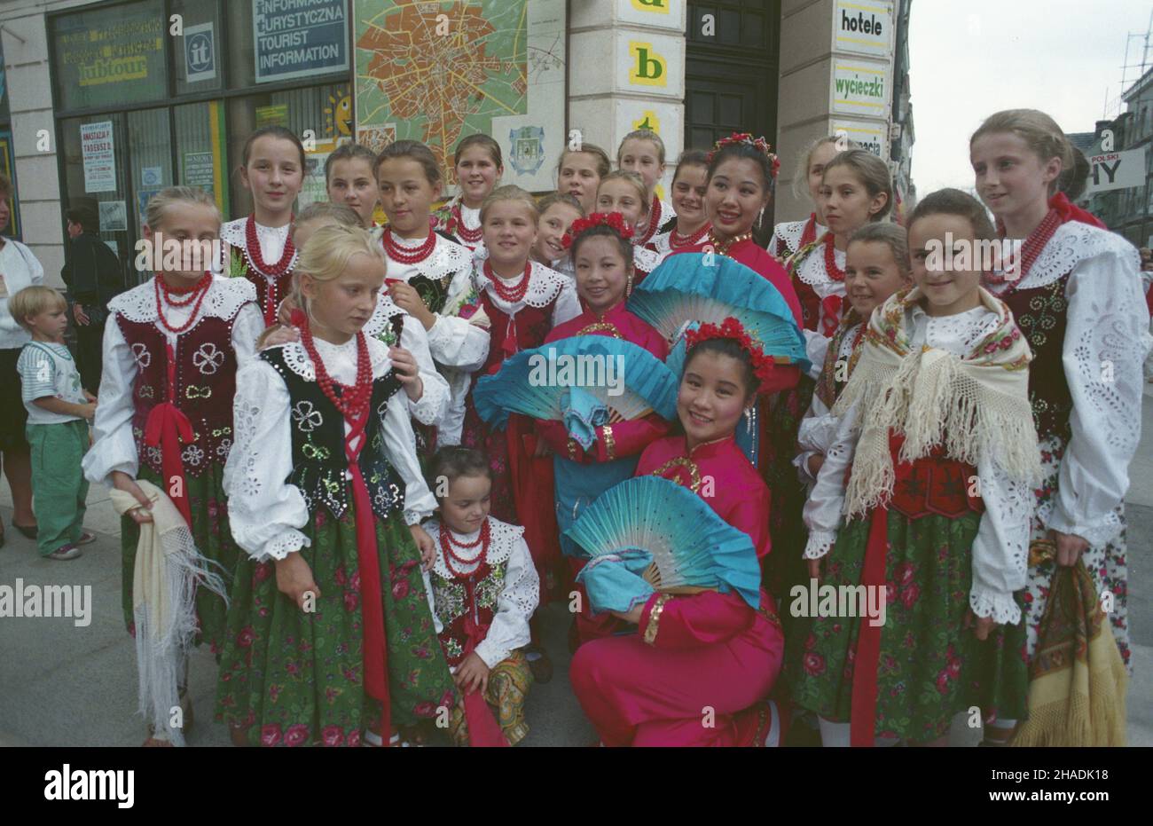 Zielona Góra 09.08.1993. II Miêdzynarodowy Festiwal Dzieciêcych Zespo³ów Folklorystycznych (8-14 sierpnia 1993 r.). W festiwalu wziê³o udzia³ kilkadziesi¹t zespo³ów dzieciêcych i m³odzie¿owych m.in. z Polski, Niemiec, Tschechisch, Ukrainy, Rosji, Holandii, Macedonii, Hiszpanii, Belgii, Chin. NZ. zdjêcie pami¹tkowe dzieciêcych zespo³ów folklorystycznych z Polski i Chin na Starym Rynku. mta PAP/Ryszard Janowski Zielona Gora 9. August 1993. Das Internationale Festival der Kindervolkgruppen 2nd (8.-14. August 1993) mit mehreren Dutzend Gruppen aus Polen, Deutschland, Tschechien, der Ukraine, R Stockfoto