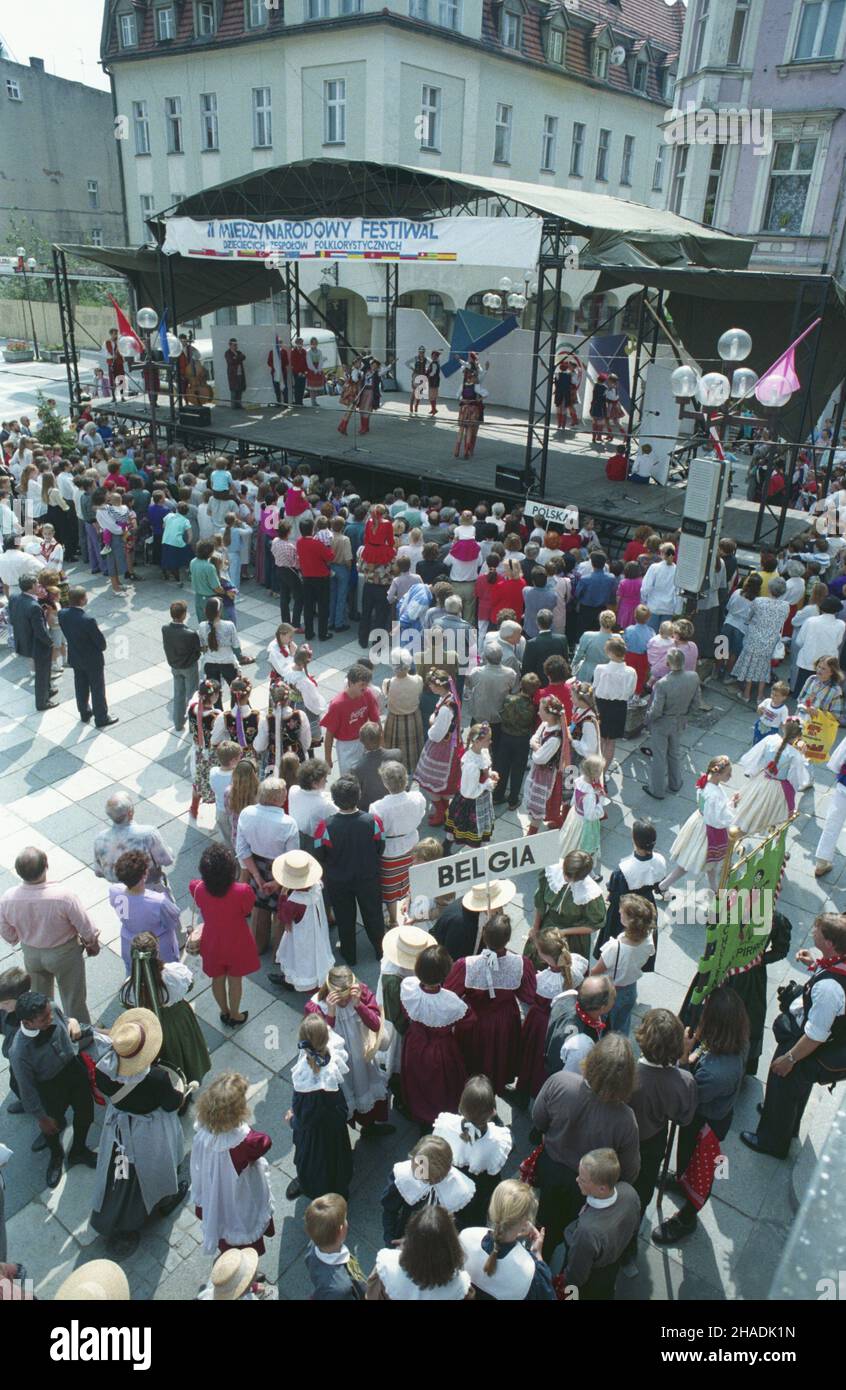 Zielona Góra 09.08.1993. II Miêdzynarodowy Festiwal Dzieciêcych Zespo³ów Folklorystycznych (8-14 sierpnia 1993 r.). W festiwalu wziê³o udzia³ kilkadziesi¹t zespo³ów dzieciêcych i m³odzie¿owych m.in. z Polski, Niemiec, Tschechisch, Ukrainy, Rosji, Holandii, Macedonii, Hiszpanii, Belgii, Chin. NZ. wystêp zespo³u folklorystycznego na scenie plenerowej na Starym Rynku. mta PAP/Ryszard Janowski Zielona Gora 9. August 1993. Das Internationale Festival der Kindervolkgruppen 2nd (8.-14. August 1993) mit mehreren Dutzend Gruppen aus Polen, Deutschland, der Tschechischen Republik, der Ukraine, Russland, Niederlande Stockfoto
