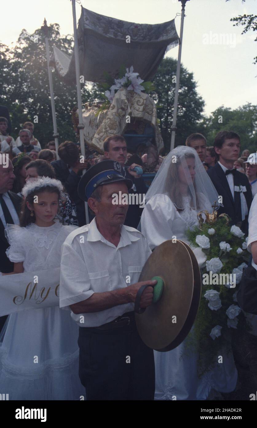 Kalwaria Zebrzydowska 13.08.1993. Misterium Wniebowziêcia Matki Boskiej w sanktuarium pasyjno-maryjnym oo. Bernardynów, odbywa siê corocznie w dniach 13-15 sierpnia. W procesjach, po kalwaryjskich Dró¿kach Matki Boskiej, bior¹ udzia³ wielotysiêczne rzesze pielgrzymów. NZ. pierwszy dzieñ misterium - Procesja Zaœniêcia NMP. mta PAP/Jacek Bednarczyk Kalwaria Zebrzydowska 13. August 1993. Das Mysterium der Himmelfahrt im Heiligtum der heiligen Jungfrau Maria, das jedes Jahr vom 13. Bis 15. August mit Tausenden von Pilgern, die an Prozessionen entlang der Wege der heiligen Maria teilnehmen, stattfindet. Im Bild: Der erste Tag der Mysteri Stockfoto