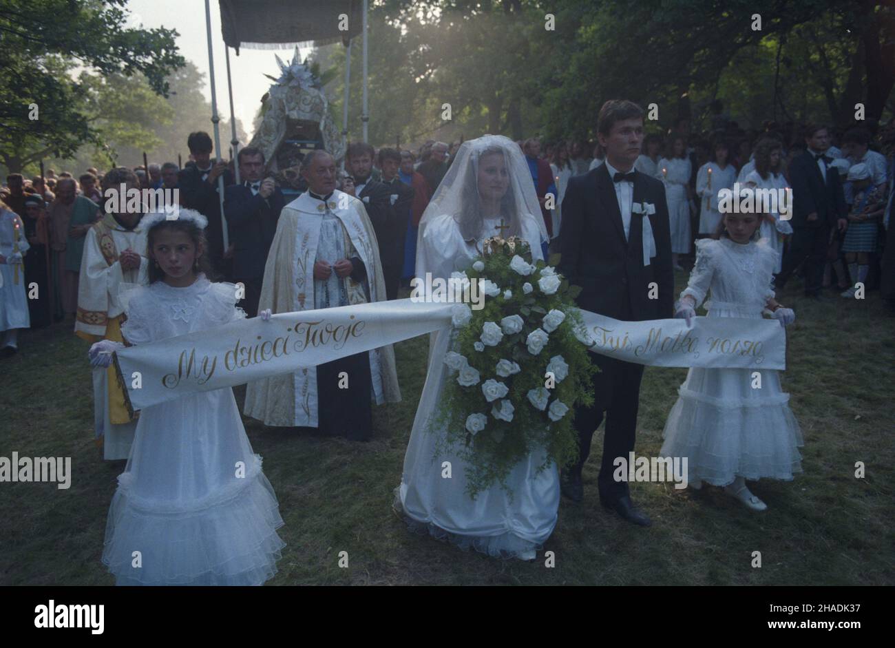 Kalwaria Zebrzydowska 13.08.1993. Misterium Wniebowziêcia Matki Boskiej w sanktuarium pasyjno-maryjnym oo. Bernardynów, odbywa siê corocznie w dniach 13-15 sierpnia. W procesjach, po kalwaryjskich Dró¿kach Matki Boskiej, bior¹ udzia³ wielotysiêczne rzesze pielgrzymów. NZ. pierwszy dzieñ misterium - Procesja Zaœniêcia NMP. mta PAP/Jacek Bednarczyk Kalwaria Zebrzydowska 13. August 1993. Das Mysterium der Himmelfahrt im Heiligtum der heiligen Jungfrau Maria, das jedes Jahr vom 13. Bis 15. August mit Tausenden von Pilgern, die an Prozessionen entlang der Wege der heiligen Maria teilnehmen, stattfindet. Im Bild: Der erste Tag der Mysteri Stockfoto