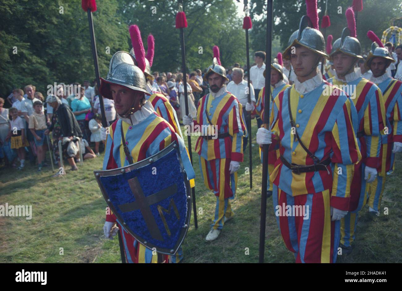 Kalwaria Zebrzydowska 13.08.1993. Misterium Wniebowziêcia Matki Boskiej w sanktuarium pasyjno-maryjnym oo. Bernardynów, odbywa siê corocznie w dniach 13-15 sierpnia. W procesjach, po kalwaryjskich Dró¿kach Matki Boskiej, bior¹ udzia³ wielotysiêczne rzesze pielgrzymów. NZ. pierwszy dzieñ misterium - Procesja Zaœniêcia NMP. mta PAP/Jacek Bednarczyk Kalwaria Zebrzydowska 13. August 1993. Das Mysterium der Himmelfahrt im Heiligtum der heiligen Jungfrau Maria, das jedes Jahr vom 13. Bis 15. August mit Tausenden von Pilgern, die an Prozessionen entlang der Wege der heiligen Maria teilnehmen, stattfindet. Im Bild: Der erste Tag der Mysteri Stockfoto