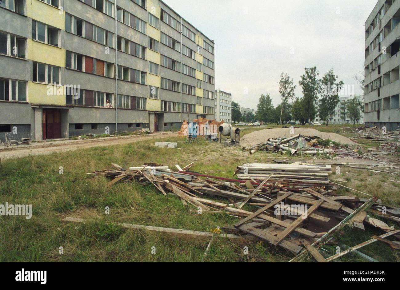 Œwiêtoszów 17.08.1993. Przejmowanie przez Wojsko Polskie terenów wojskowych po wyprowadzeniu Armii Radzieckiej z Polski. Po wycofaniu radzieckiej dywizji pancernej (jesieñ 1992 r.), w garnizonie zosta³ dyslokowany 120 Husarski Pu³k Zmechanizowany, remontowane s¹ koszary, budynki mieszkalne, sklepy i inne zabudowania miasteczka garnizonowego. NZ. remont bloków Mieszkalnych. mta PAP/Adam Hawa³ej Swietoszow 17. August 1993. Die polnische Armee übernimmt Militärgelände, das die sowjetische Armee nach ihrem Rückzug aus Polen hinterlassen hat. Nachdem eine sowjetische Panzerdivision zurückgezogen worden war (Herbst 1992), Stockfoto