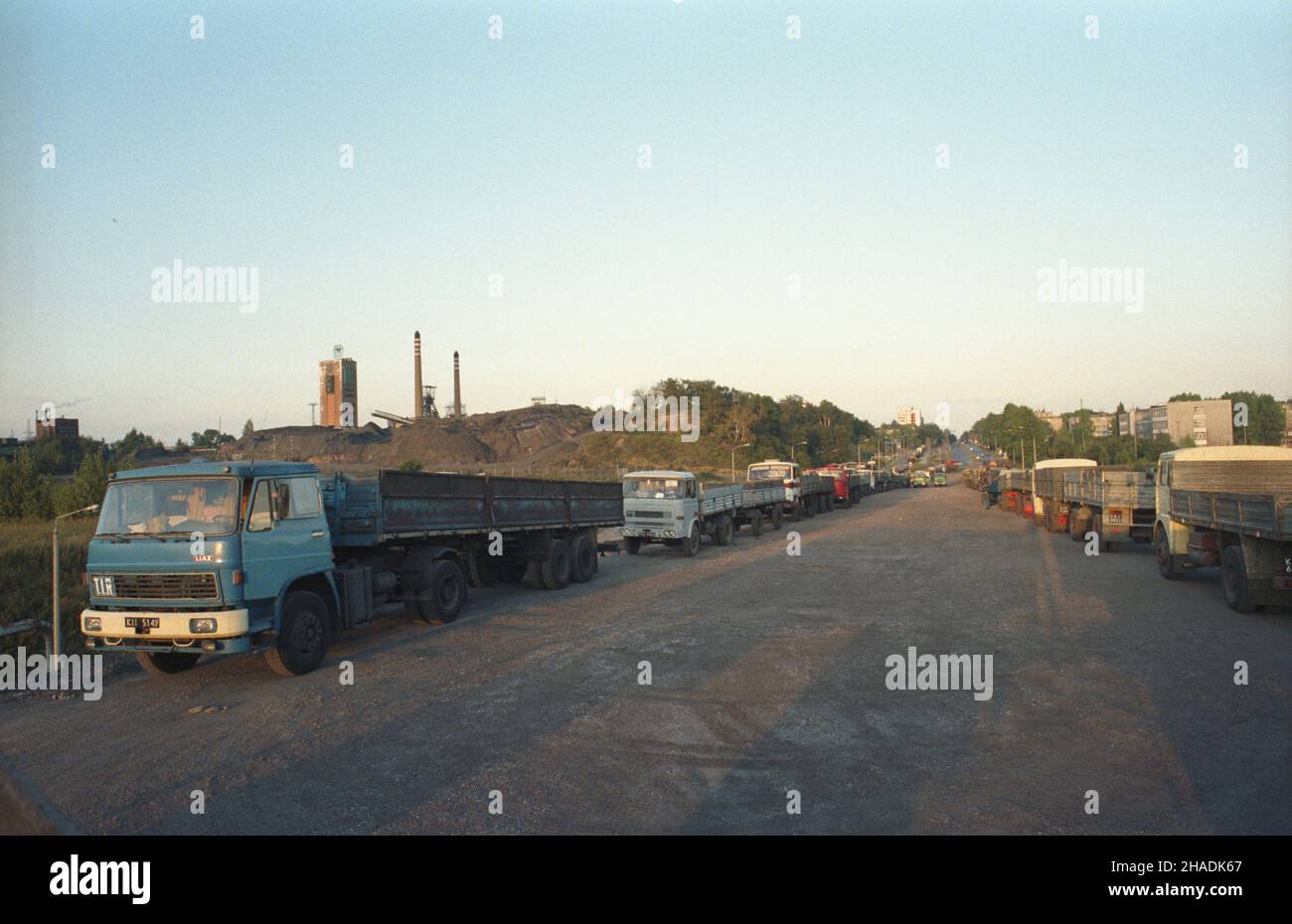 Bytom 18.08.1993. W oczekiwaniu na za³adunek wêgla kamiennego z kopalni Bytomskiej Spó³ki Wêglowej S.A. - Zak³adu Górniczego Centrum. mta PAP/Stanis³aw Jakubowski Bytom 18. August 1993. Warten auf die Verladung von Kohle bei der Kohlegesellschaft Bytomska Spolka Weglowa S.A. - Zaklad Gorniczego Centrum. mta PAP/Stanis³aw Jakubowski Stockfoto