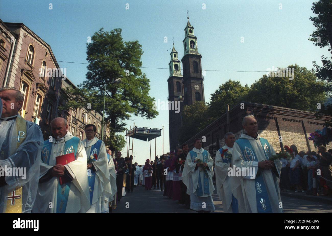 Piekary Œl¹skie 22.08.1993. Pielgrzymka kobiet i dziewcz¹t do sanktuarium maryjnego w Piekarach Œl¹skich; odbywa siê Co roku w pierwsz¹ niedzielê po uroczystoœci Wniebowziêcia NMP (15 Sirpnia). NZ. Procesja przed bazylik¹ pw. Najœwiêtszej Marii Panny i œw. Bart³omieja (w g³êbi P); pod baldachimem metropolita katowicki arcybiskup Damian Zimoñ. mta PAP/Stanis³aw Jakubowski Piekary Slaskie 22. August 1993. Frauenwallfahrt zum Marienheiligtum in Piekary Slaskie, die am ersten Sonntag nach der Himmelfahrt (15. August) stattfindet. Im Bild: Eine Prozession vor der Basilika St. Maria und Stockfoto