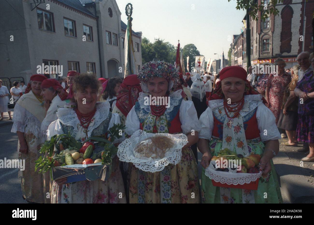 Piekary Œl¹skie 22.08.1993. Pielgrzymka kobiet i dziewcz¹t do sanktuarium maryjnego w Piekarach Œl¹skich; odbywa siê Co roku w pierwsz¹ niedzielê po uroczystoœci Wniebowziêcia NMP (15 Sirpnia). NZ. grupa p¹tniczek w strojach bytomskich. mta PAP/Stanis³aw Jakubowski Piekary Slaskie 22. August 1993. Frauenwallfahrt zum Marienheiligtum in Piekary Slaskie, die am ersten Sonntag nach der Himmelfahrt (15. August) stattfindet. Im Bild: Eine Gruppe von Pilgern aus der Pfarrei St. Barbara in Bytom in regionalen Kostümen. mta PAP/Stanis³aw Jakubowski Stockfoto