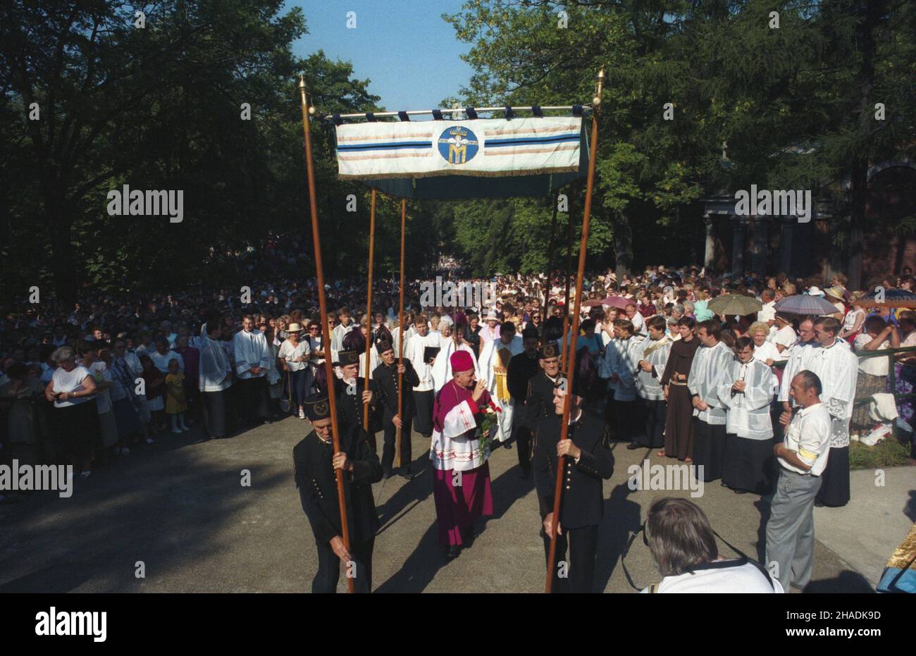 Piekary Œl¹skie 22.08.1993. Pielgrzymka kobiet i dziewcz¹t do sanktuarium maryjnego w Piekarach Œl¹skich; odbywa siê Co roku w pierwsz¹ niedzielê po uroczystoœci Wniebowziêcia NMP (15 Sirpnia). NZ. Procesja przed bazylik¹ pw. Najœwiêtszej Marii Panny i œw. Bart³omieja; pod baldachimem metropolita katowicki arcybiskup Damian Zimoñ. mta PAP/Stanis³aw Jakubowski Piekary Slaskie 22. August 1993. Frauenwallfahrt zum Marienheiligtum in Piekary Slaskie, die am ersten Sonntag nach der Himmelfahrt (15. August) stattfindet. Im Bild: Eine Prozession vor der Basilika St. Maria und St. Bartholom Stockfoto