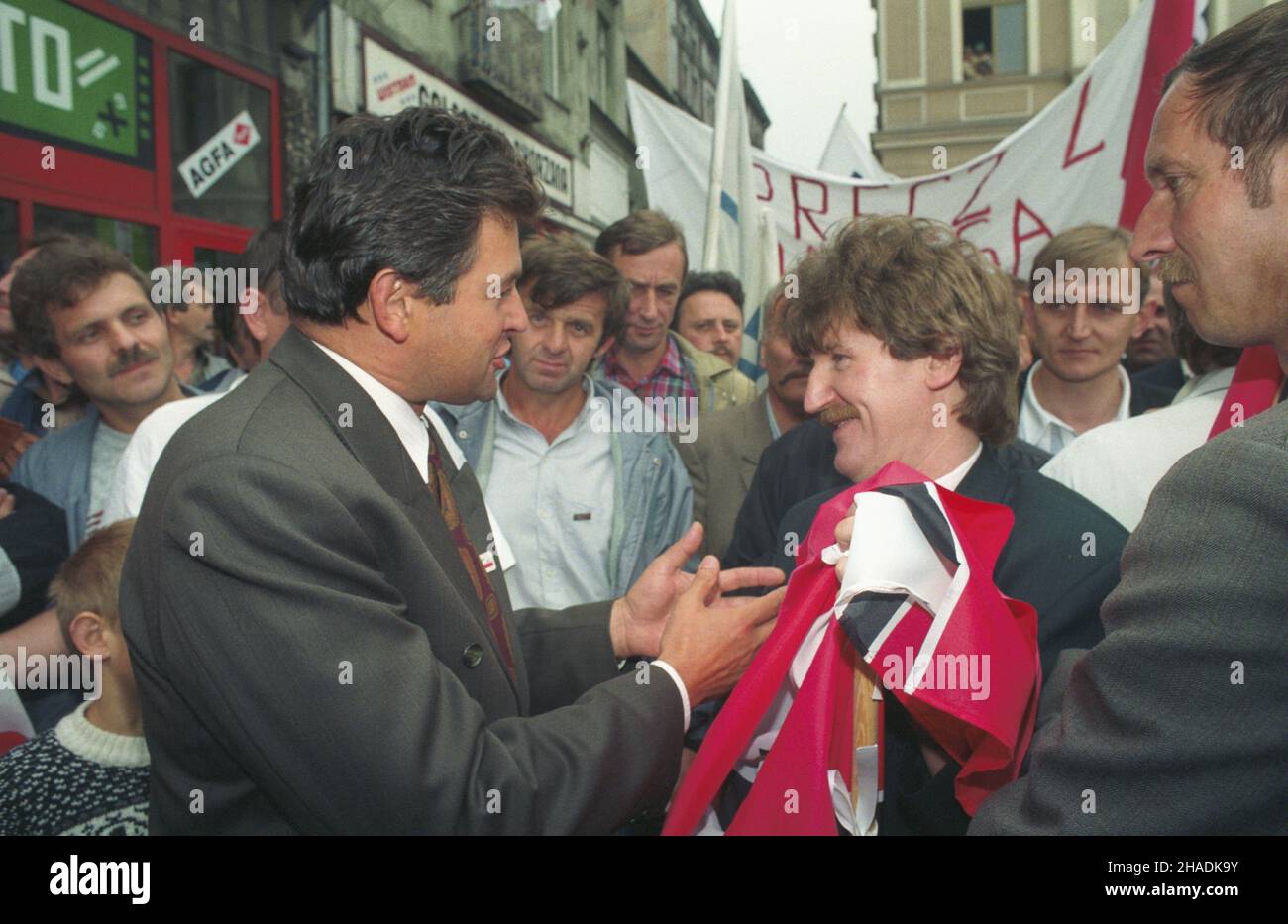 Wa³brzych 23.08.1993. Protest cz³onków zwi¹zku zawodowego Solidarnoœæ przeciwko prywatyzacji przedsiêbiorstw pañstwowych w regionie wa³brzyskim. Manifestacjê na Starym Rynku zorganizowa³ Region Dolny Œl¹sk NSZZ Solidarnoœæ. NZ. m.in. przewodnicz¹cy Zwi¹zku Marian Krzaklewski (L), Zygmunt Wrzodak (w g³êbi P). mta PAP/Adam Hawa³ej Walbrzych 23. August 1993. Mitglieder der Gewerkschaft Solidarity protestieren gegen die Privatisierung staatlicher Unternehmen in der Walbrzych-Region. Die Demonstration auf dem Alten Markt wurde vom Gewerkschaftsbund Solidarity in Niederschlesien organisiert. Abgebildet am Stockfoto Wa³brzych 23.08.1993. Protest cz³onków zwi¹zku zawodowego Solidarnoœæ przeciwko prywatyzacji przedsiêbiorstw pañstwowych w regionie wa³brzyskim. Manifestacjê na Starym Rynku zorganizowa³ Region Dolny Œl¹sk NSZZ Solidarnoœæ. NZ. m.in. przewodnicz¹cy Zwi¹zku Marian Krzaklewski (L), Zygmunt Wrzodak (w g³êbi P). mta PAP/Adam Hawa³ej Walbrzych 23. August 1993. Mitglieder der Gewerkschaft Solidarity protestieren gegen die Privatisierung staatlicher Unternehmen in der Walbrzych-Region. Die Demonstration auf dem Alten Markt wurde vom Gewerkschaftsbund Solidarity in Niederschlesien organisiert. Abgebildet am Stockfoto