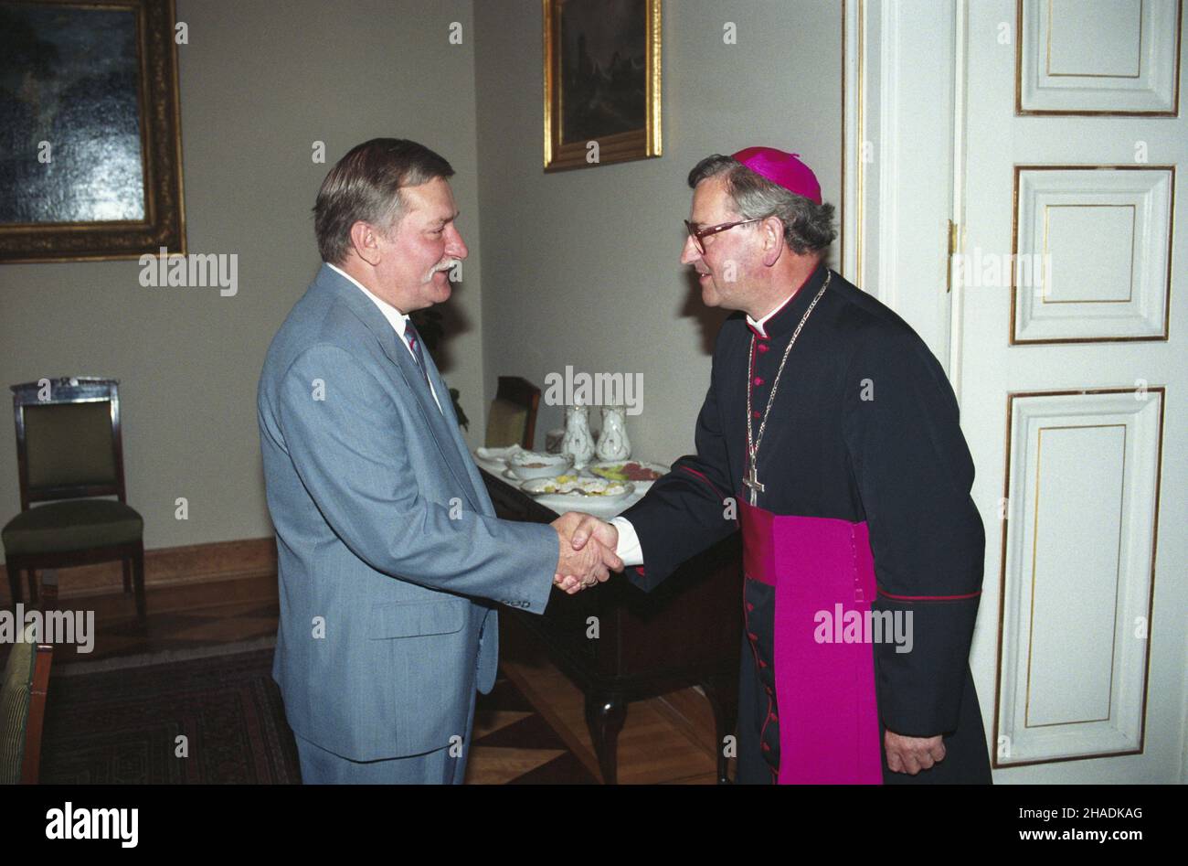 Warszawa 23.08.1993. Spotkanie prezydenta RP Lecha Wa³êsy (L) z sekretarzem generalnym Konferenzcji Episkopatu Polski biskupem Tadeuszem Pieronkiem (P) w Pa³acu Belwederskim. mta PAP/Janusz Mazur Warschau 23. August 1993. Der polnische Präsident Lech Walesa (L) trifft im Schloss Belvedere den Generalsekretär der Bischofskonferenz Polens, Bischof Tadeusz Pieronek (R). mta PAP/Janusz Mazur Stockfoto