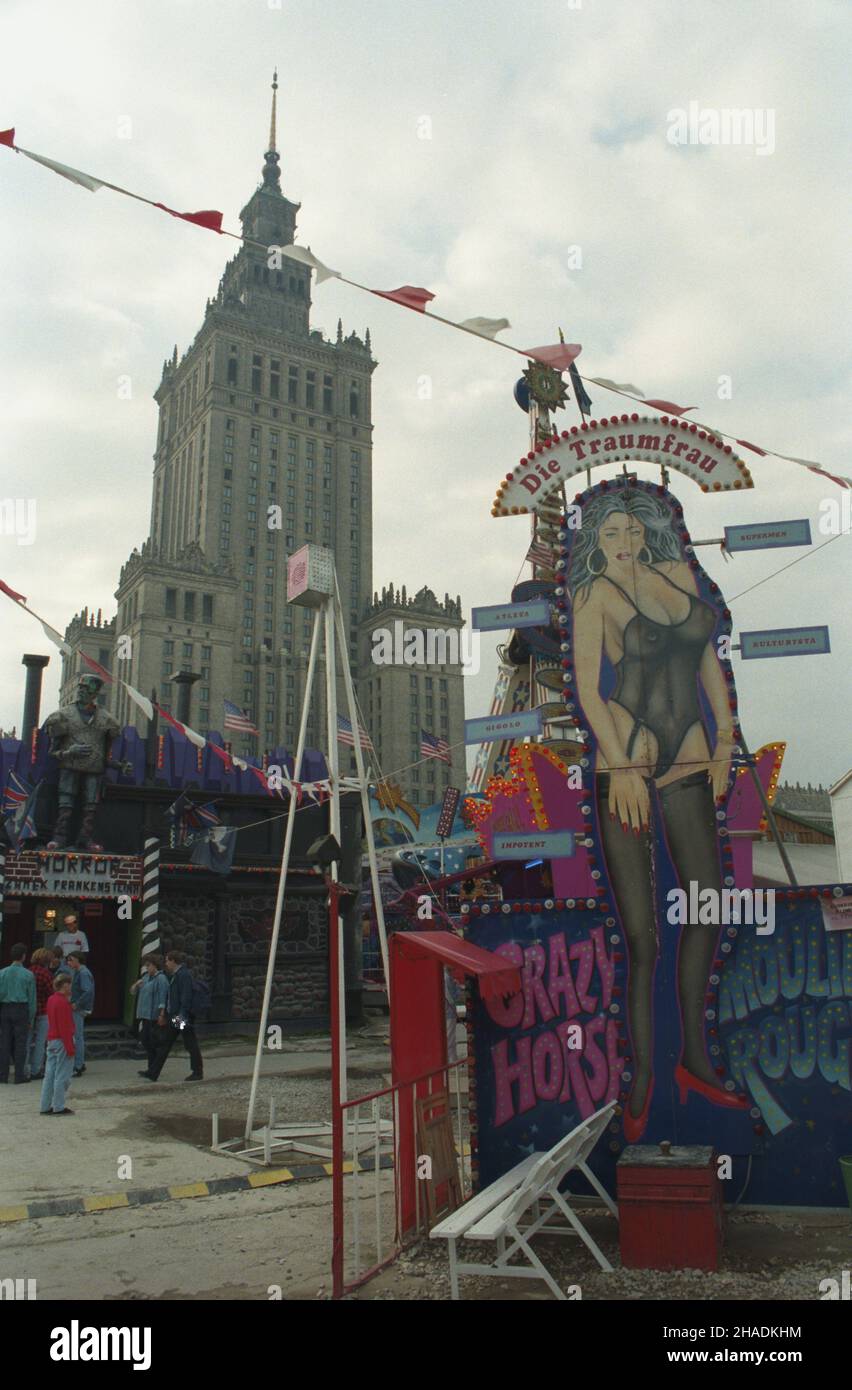 Warszawa 09,1993. Weso³e Miasteczko Cricoland na placu Defilad. W tle Pa³ac Kultury i Nauki. wb PAP/Piotr Gêsicki Dok³adny dzieñ wydarzenia nieustalony. Warschau September 1993. Cricoland-Messe am Defilad Square. Im Hintergrund der Palast der Kultur und Wissenschaft. wb PAP/Piotr Gesicki Termin unbekannt. Stockfoto