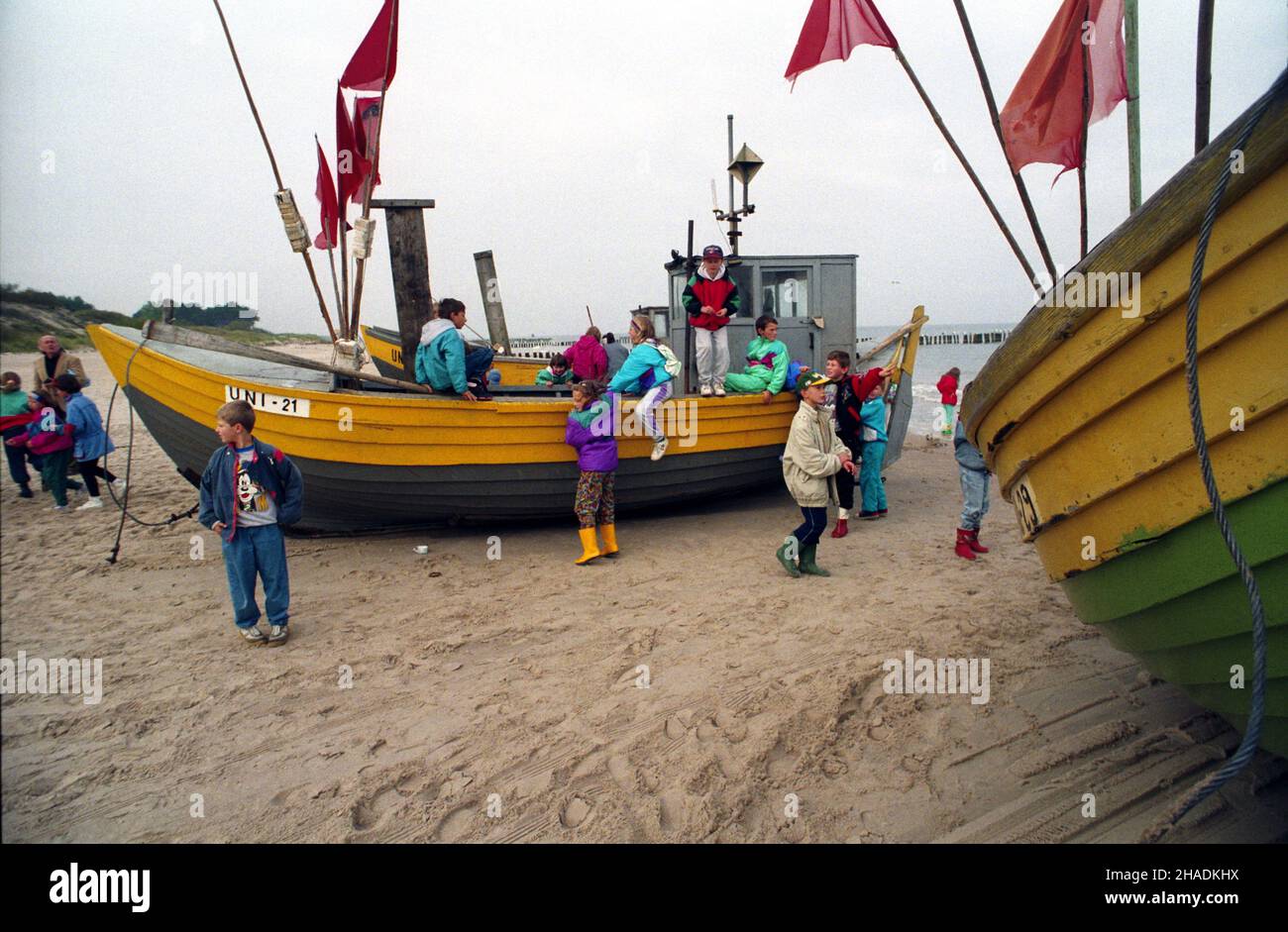 Unieœcie 09,1993. Ba³tycka pla¿a jesieni¹. NZ. szkolna wycieczka przy ³odziach rybackich. js PAP/Wojciech Szabelski Dok³adny dzieñ wydarzenia nieustalony. Uniescie September 1993. Ein Ostseestrand im Herbst. Im Bild: Schüler mit Fischerbooten. js PAP/Wojciech Szabelski Veranstaltungstag unbekannt Stockfoto
