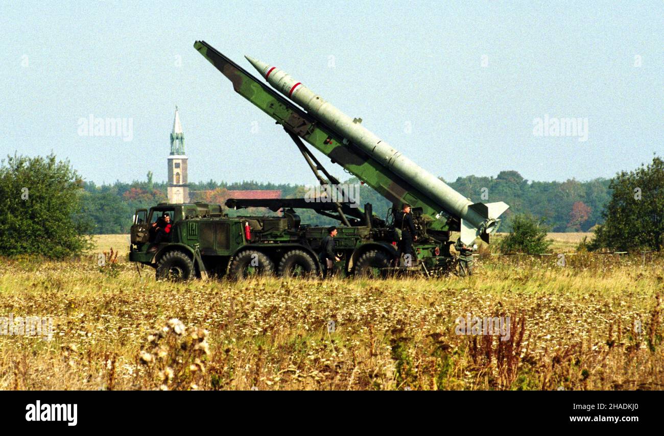 Krzywa 09,1993. Æwiczenia na poligonie Œl¹skiego Okrêgu Wojskowego. NZ. Radziecki zestaw rakietowy £UNA-M typu 9M21E (æwiczebny) - wyrzutnia pocisków rakietowych ziemia-ziemia na podwoziu ko³owym Jelcz. js PAP/Adam Hawa³ej Dok³adny dzieñ wydarzenia nieustalony. Krzywa September 1993. Eine Übung auf dem Testgelände des Schlesischen Militärbezirks. Im Bild: Sowjetischer Raketenkomplex LUNA-M Typ 9M21E (Training) - ein fahrbarer Boden-Boden-Raketenwerfer auf Basis des Jelcz-LKW. js PAP/Adam Hawalej Veranstaltungstag unbekannt Stockfoto