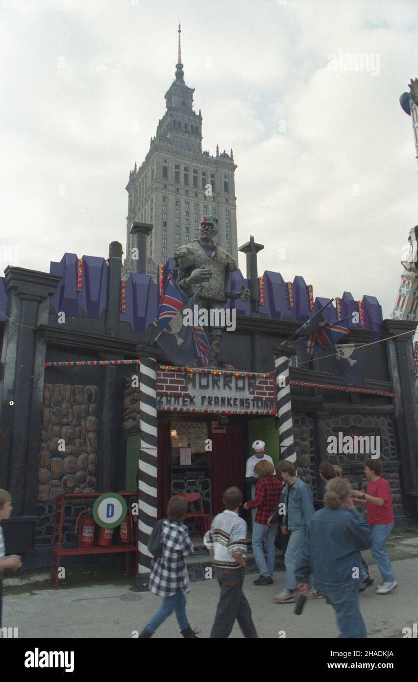 Warszawa 09,1993. Zamek Frankensteina w Weso³ym Miasteczku Cricoland na placu Defilad. W tle Pa³ac Kultury i Nauki. wb PAP/Piotr Gêsicki Dok³adny dzieñ wydarzenia nieustalony. Warschau September 1993. Cricoland-Messe am Defilad Square. Im Hintergrund der Palast der Kultur und Wissenschaft. wb PAP/Piotr Gesicki Termin unbekannt. Stockfoto