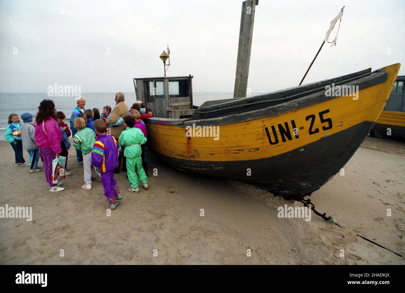 Unieœcie 09,1993. Ba³tycka pla¿a jesieni¹. NZ. szkolna wycieczka przy ³odziach rybackich. js PAP/Wojciech Szabelski Dok³adny dzieñ wydarzenia nieustalony. Uniescie September 1993. Ein Ostseestrand im Herbst. Im Bild: Schüler mit Fischerbooten. js PAP/Wojciech Szabelski Veranstaltungstag unbekannt Stockfoto