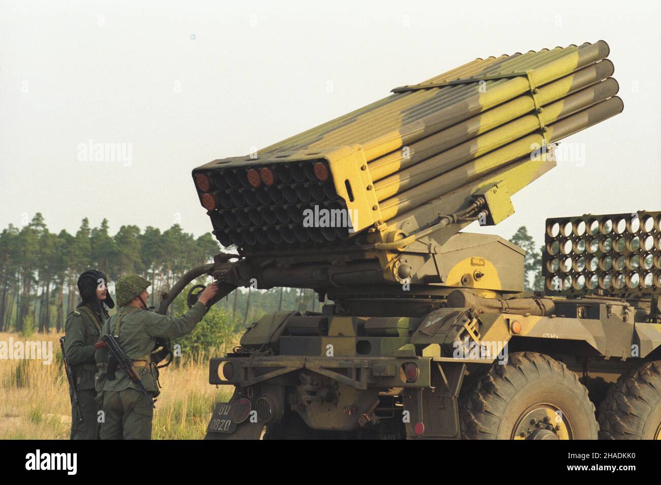 Krzywa 09,1993. Æwiczenia na poligonie Œl¹skiego Okrêgu Wojskowego. NZ. Polowa wyrzutnia niekierowanych pocisków rakietowych BM-21 Grad na podwoziu Star. js PAP/Adam Hawa³ej Dok³adny dzieñ wydarzenia nieustalony. Krzywa September 1993. Eine Übung auf dem Testgelände des Schlesischen Militärbezirks. Im Bild: Ein Feldwerfer von BM-21 Grad Raketen auf Basis des Star Trucks. js PAP/Adam Hawalej Veranstaltungstag unbekannt Stockfoto