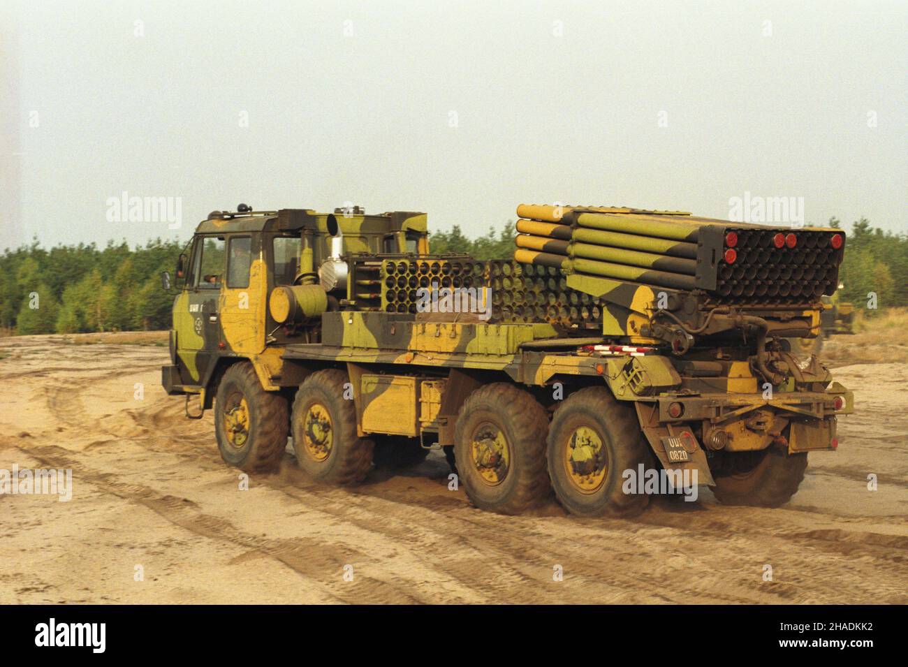 Krzywa 09,1993. Æwiczenia na poligonie Œl¹skiego Okrêgu Wojskowego. NZ. Polowa wyrzutnia niekierowanych pocisków rakietowych BM-21 Grad na podwoziu Star. js PAP/Adam Hawa³ej Dok³adny dzieñ wydarzenia nieustalony. Krzywa September 1993. Eine Übung auf dem Testgelände des Schlesischen Militärbezirks. Im Bild: Ein Feldwerfer von BM-21 Grad Raketen auf Basis des Star Trucks. js PAP/Adam Hawalej Veranstaltungstag unbekannt Stockfoto