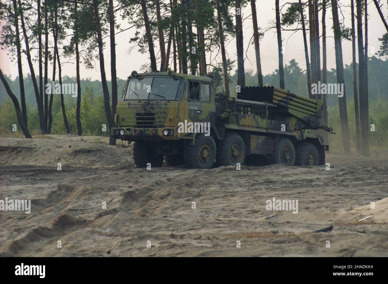 Krzywa 09,1993. Æwiczenia na poligonie Œl¹skiego Okrêgu Wojskowego. NZ. Polowa wyrzutnia niekierowanych pocisków rakietowych BM-21 Grad na podwoziu Star. js PAP/Adam Hawa³ej Dok³adny dzieñ wydarzenia nieustalony. Krzywa September 1993. Eine Übung auf dem Testgelände des Schlesischen Militärbezirks. Im Bild: Ein Feldwerfer von BM-21 Grad Raketen auf Basis des Star Trucks. js PAP/Adam Hawalej Veranstaltungstag unbekannt Stockfoto