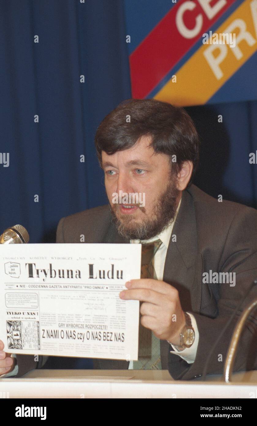 Warszawa 03.09.1993. Antoni Juliusz Gabañski, dziennikarz, w³aœciciel (od roku 1991) tytu³u i znaku towarowego nazwie Trybuna Ludu - podczas konferencji prasowej w siedzibie Polskiej Agencji Informacyjnej (PAI). mta PAP/Andrzej Rybczyñski Warschau, Den 3. September 1993. Antoni Juliusz Gabanski, Journalist und seit 1991 Inhaber der nationalen Tageszeitung Trybuna Ludu bei einer Pressekonferenz in der Polnischen Informationsagentur (PAI). mta PAP/Andrzej Rybczynski Stockfoto