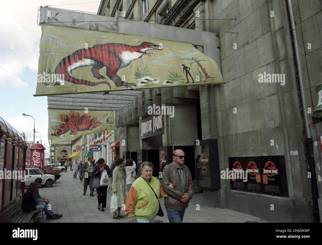 Warszawa 07.09.1993. Wejœcie do kina Luna przy ul. Marsza³kowskiej, plakaty reklamuj¹ce amerykañski Film pt. Jurrasic Park. meg PAP/Zbigniew Matuszewski Stockfoto