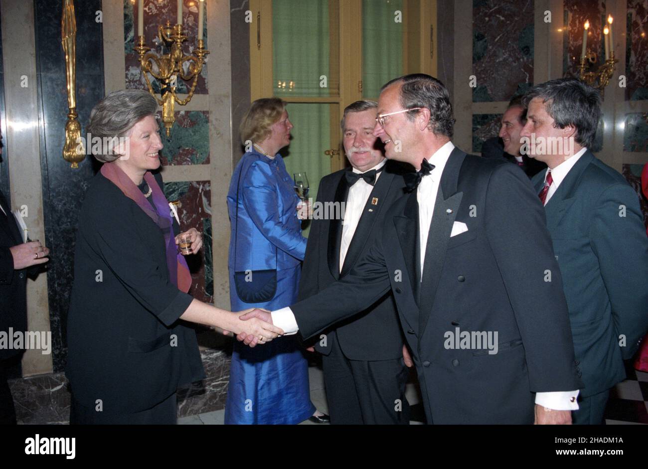 Warszawa 22.09.1993. Oficjalna wizyta króla Szwecji Karola XVI Gustawa. Zamek Królewski. Uroczysta kolacja wydana przez króla. NZ. premier Hanna Suchocka (1L), Prezydent RP Lech Wa³êsa (3L), Król Karol XVI Gustaw (wita Premier Suchock¹), t³umacz Piotr Paszkowski (1P). js PAP/Janusz Mazur Warschau 22. September 1993. Der schwedische König Carl XVI Gustaf besucht Polen offiziell. Im Bild: König Carl XVI Gustaf (4L) begrüßt die polnische Premierministerin Hanna Suchocka (1L) bei einem Galadiner im königlichen Schloss. Ebenfalls im Bild: Der polnische Präsident Lech Walesa (3L), der Dolmetscher Piotr Paszkowski (1R) Stockfoto