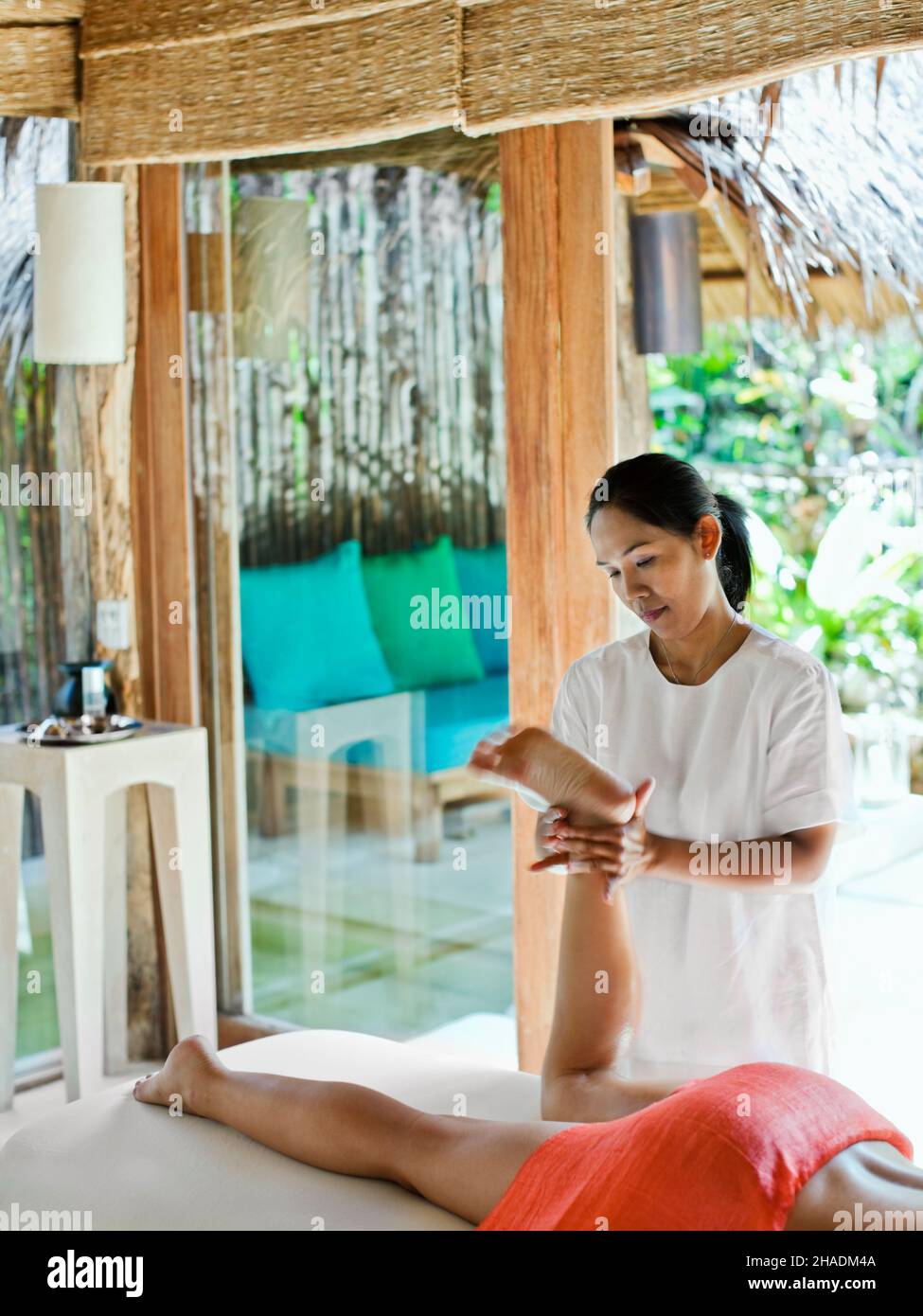 Eine Frau erhält eine Fusion-Massage im Six Senses Spa. Bei der Fusion Massage handelt es sich um eine 80-minütige Behandlung, bei der die schwedische, die thailändische und die Aromatherapie kombiniert werden Stockfoto