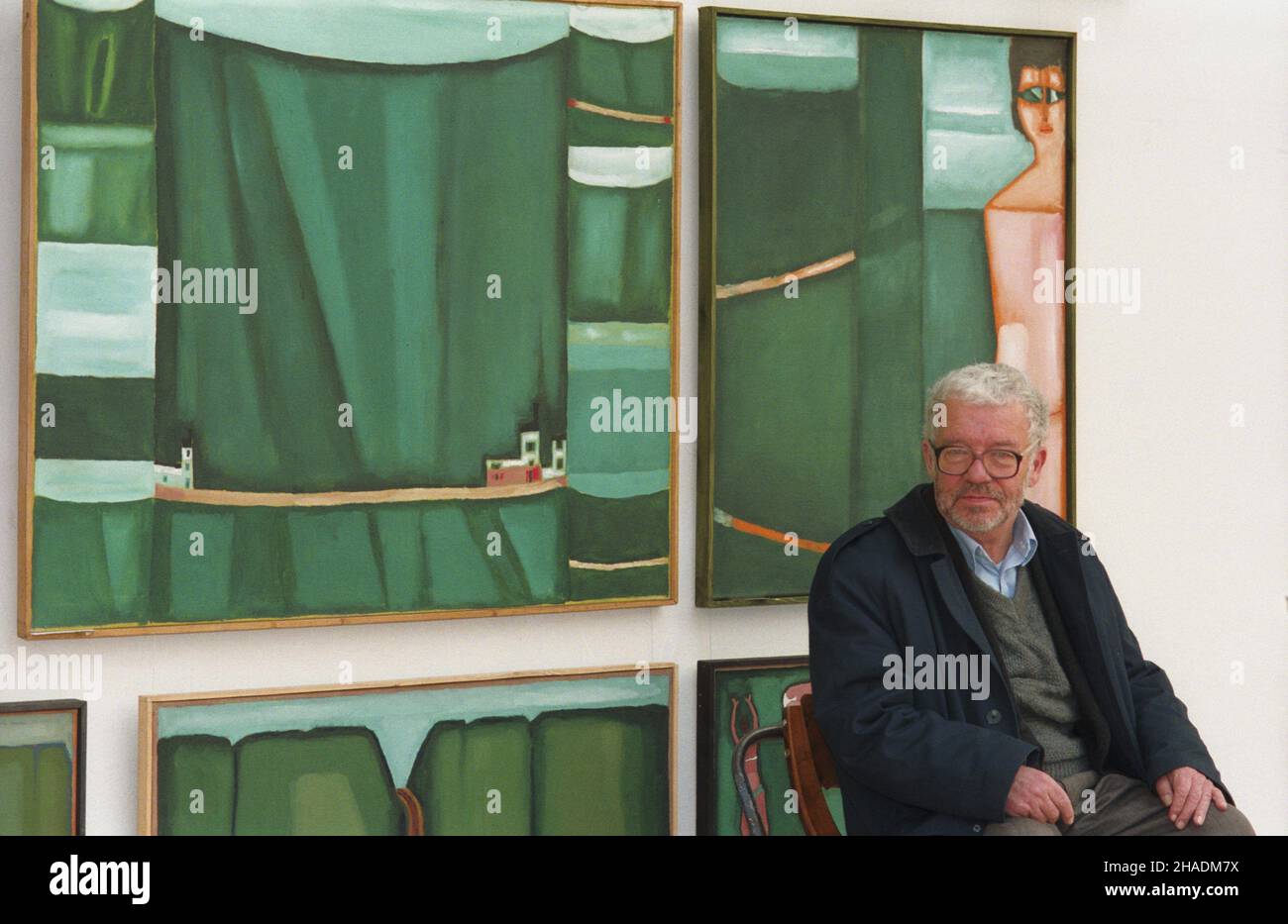 Warszawa 01.10.1993. Wystawa prax malarza Jerzego Nowosielskiego (nz.) w gallerii sztuki Zachêta. js PAP/Andrzej Rybczyñski Warschau, Polen, 01. Oktober 1993. Jerzy Nowosielski bei seiner Gemäldeausstellung in der Zacheta Kunstgalerie in Warschau. PAP/ANDRZEJ RYBCZYNSKI Stockfoto