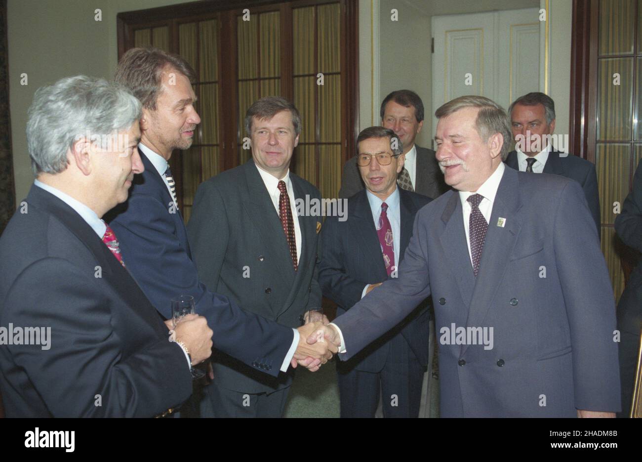 Warszawa 10,1993. Prezydent RP Lech Wa³êsa z okazji swoich imienin (13 paŸdziernika) przyj¹³ w Belwederze goœci. NZ. Prezydent (P) przyjmuje ¿yczenia od cz³onków Polskiej Rady Biznesu, od lewej Piotr Buchner, Jan Kulczyk, Jan Wejchert, Witold Zaraska, Jerzy Starak, Zbigniew Niemczycki. js PAP/Janusz Mazur Warschau, Polen, Oktober 1993. Der Präsident Polens, Lech Walesa (2-R), erhält am Namenstag des Präsidenten die besten Wünsche von den Mitgliedern des Polnischen Wirtschaftsrats, Piotr Buchner (L), Jan Kulczyk (2-L), Jan Wejchert (3-L), Witold Zaraska (4-L), Jerzy Starak (5-L) und Zbigniew Niemczycki (R) Stockfoto