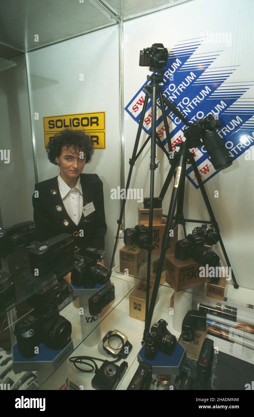 Warszawa 12.10.1993. Stoisko Zbigniewa Staszyszyna z Poznania na Targach Tele - Foto - Video w Pa³acu Kultury i Nauki. uu PAP/Teodor Walczak Warschau 12. Oktober 1993. Ein Stand von Zbigniew Staszyszyn aus Posen auf der Tele - Foto - Videomesse im Palast der Kultur und Wissenschaft. uu PAP/Teodor Walczak Stockfoto