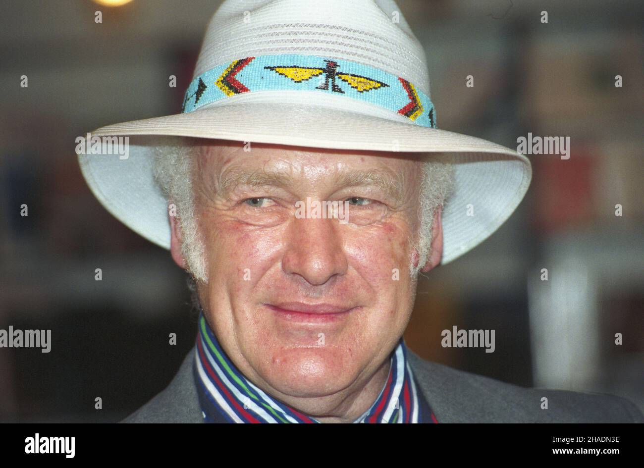 Warszawa 27.10.1993. Amerykañski pisarz Ken Kesey, Autor m.in. powieœci pt. Lot nad kuku³czym gniazdem, podczas wieczoru autorskiego w ksiêgarni Fundacji Pomocy Bibliotekom Polskim, ul. Marsza³kowska Róg Ho¿ej. mw PAP/Andrzej Rybczyñski Warschau 27. Oktober 1993. DER US-Schriftsteller Ken Kesey, der Autor von One, flog über das Kuckucksnest, während eines Treffens mit Lesern in einer Buchhandlung der Stiftung für die Unterstützung der polnischen Bibliotheken, Ecke der Straßen Marszalkowska und Hoza. mw PAP/Andrzej Rybczynski Stockfoto