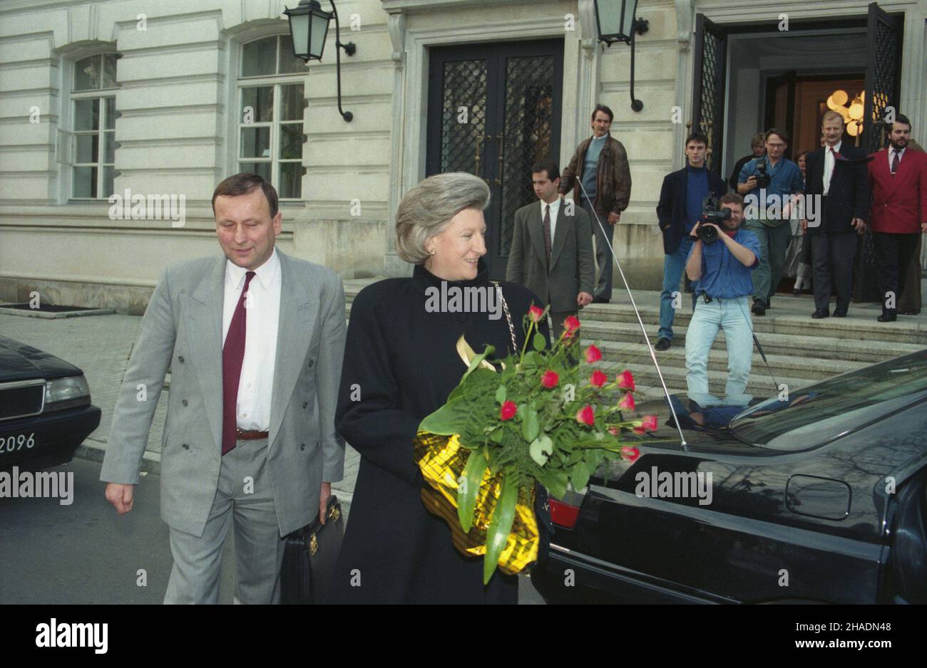 Warszawa 26.10.1993. Po¿egnanie ustêpuj¹cej ze stanowiska Premier Hanny Suchockiej. Hanna Suchocka (C) opuszcza budynek Urzêdu Rady Ministrów (URM). W g³êbi m.in. Sekretarz prasowy Premier Suchockiej Zdobys³aw Milewski (2P), wicedyrektor Biura Prasowego Rz¹du Dariusz Jadowski (P). mw PAP/Janusz Mazur Warschau 26. Oktober 1993. Abschiedszeremonie für die scheidende Premierministerin Hanna Suchocka. Die Premierministerin Hanna Suchocka (C) verlässt das Gebäude des Ministerrats. Im Hintergrund u.a. Pressesprecherin von Premierministerin Hanna Suchocka Zdobyslaw Milewski (2R) Stockfoto