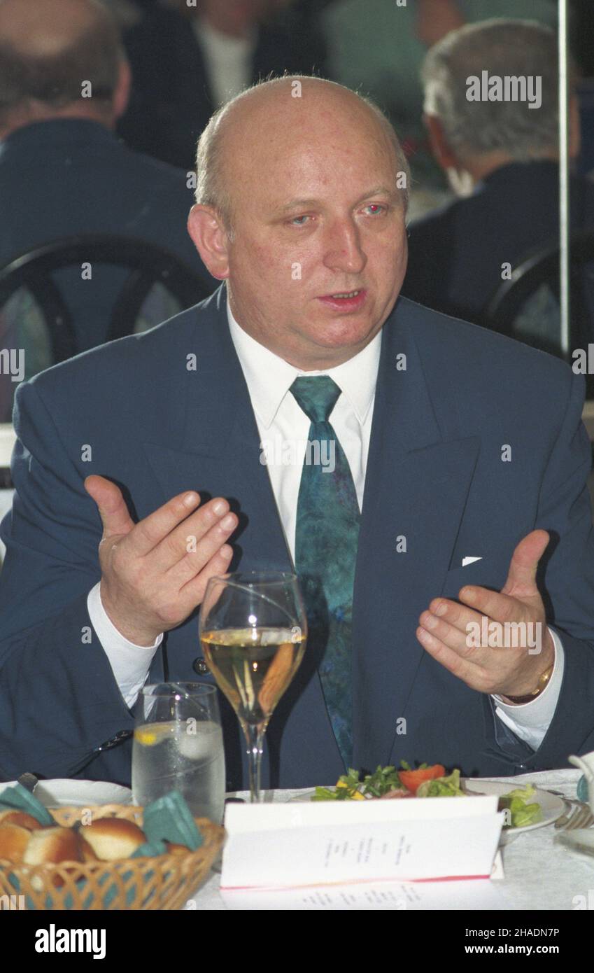 Warszawa 11,1993. Kolacja w siedzibie Stowarzyszenia Dziennikarzy Polskich (SDP) przy ul. Foksal. NZ. marsza³ek Sejmu RP II kadencji Józef Oleksy. wb PAP/Piotr Gêsicki Dok³adny dzieñ wydarzenia nieustalony. Warschau, November 1993. Abendessen im Sitz des polnischen Journalistenverbandes in der Foksal-Straße. Im Bild: Polens Sejm-Sprecher Jozef Oleksy. wb PAP/Piotr Gesicki Veranstaltungstag unbekannt Stockfoto