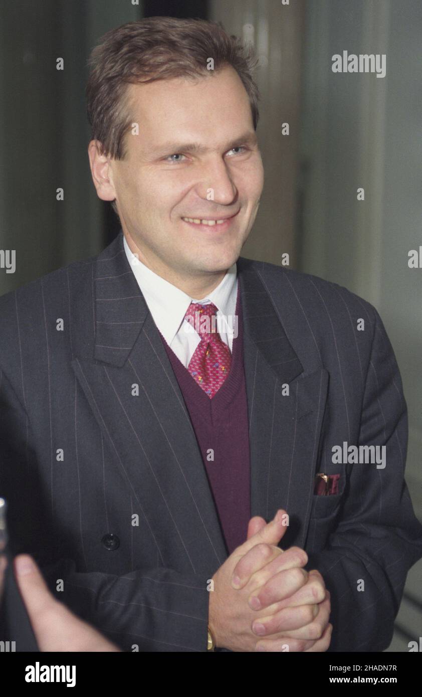 Warszawa 11,1993. Przewodnicz¹cy klubu poselskiego Sojuszu Lewicy Demokratycznej, pose³ Aleksander Kwaœniewski (przewodnicz¹cy Socjaldemokracji Rzeczypospolitej Polskiej) w kuluarach sejmu. wb PAP/Piotr Gêsicki Dok³adny dzieñ wydarzenia nieustalony. Warschau, November 1993. Vorsitzender des parlamentarischen Kades der Allianz der Demokratischen Linken Aleksander Kwasniewski (Führer der Sozialdemokratie der Republik Polen) in einem Sejm-Korridor. wb PAP/Piotr Gesicki Veranstaltungstag unbekannt Stockfoto