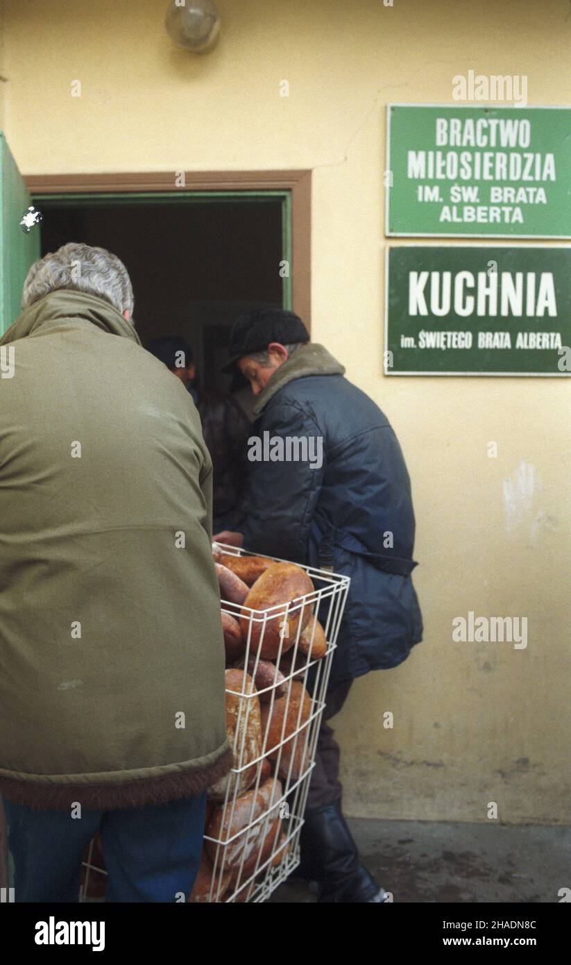 Lublin 11,1993. Bractwo Mi³osierdzia im. Œwiêtego Brata Alberta przy ul. Zielonej 3 opiekuje siê ubogimi, bezrobotnymi, bezdomnymi. Prowadzi m.in. bezp³atn¹ jad³odajniê, rozdaje chleb i odzie¿ pochodz¹c¹ z darów. mw PAP/Miros³aw Trembecki Dok³adny dzieñ wydarzenia nieustalony. Lublin November 1993. St Brother Albert Aid Society in der Zielona Street 3 hilft Armen, Arbeitslosen, Obdachlosen, betreibt Küchen, verteilt Kleidung. mw PAP/Miroslaw Trembecki Veranstaltungstag unbekannt Stockfoto