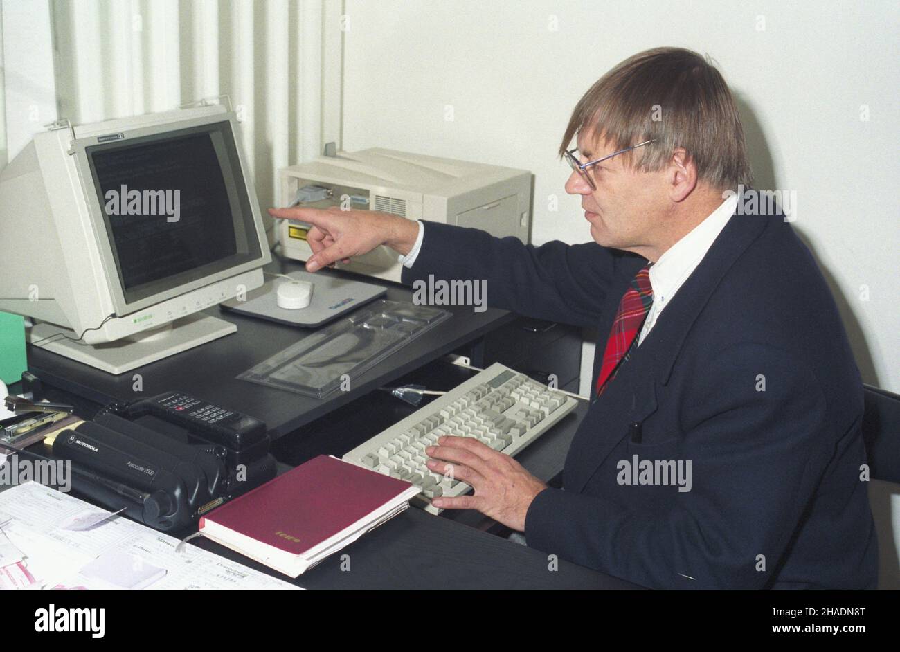 Warszawa 11,1993. Maciej Zembat poeta, satyryk, scenarzysta, re¿yser radiowy, muzyk, bard i t³umacz (m.in. Poezji Leonarda Cohena) w swoim mieszkaniu. mw PAP/Witold Rozmys³owicz Dok³adny dzieñ wydarzenia nieustalony. Warschau, November 1993. Dichter, Drehbuchautor, Musiker und Leonard Cohen-Übersetzer Maciej Zembat zu Hause. mw PAP/Witold Rozmyslowicz Veranstaltungstag unbekannt Stockfoto