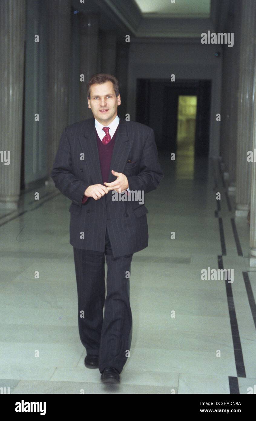 Warszawa 11,1993. Przewodnicz¹cy klubu poselskiego Sojuszu Lewicy Demokratycznej, pose³ Aleksander Kwaœniewski (przewodnicz¹cy Socjaldemokracji Rzeczypospolitej Polskiej) w kuluarach sejmu. wb PAP/Piotr Gêsicki Dok³adny dzieñ wydarzenia nieustalony. Warschau, November 1993. Vorsitzender des parlamentarischen Kades der Allianz der Demokratischen Linken Aleksander Kwasniewski (Führer der Sozialdemokratie der Republik Polen) in einem Sejm-Korridor. wb PAP/Piotr Gesicki Veranstaltungstag unbekannt Stockfoto