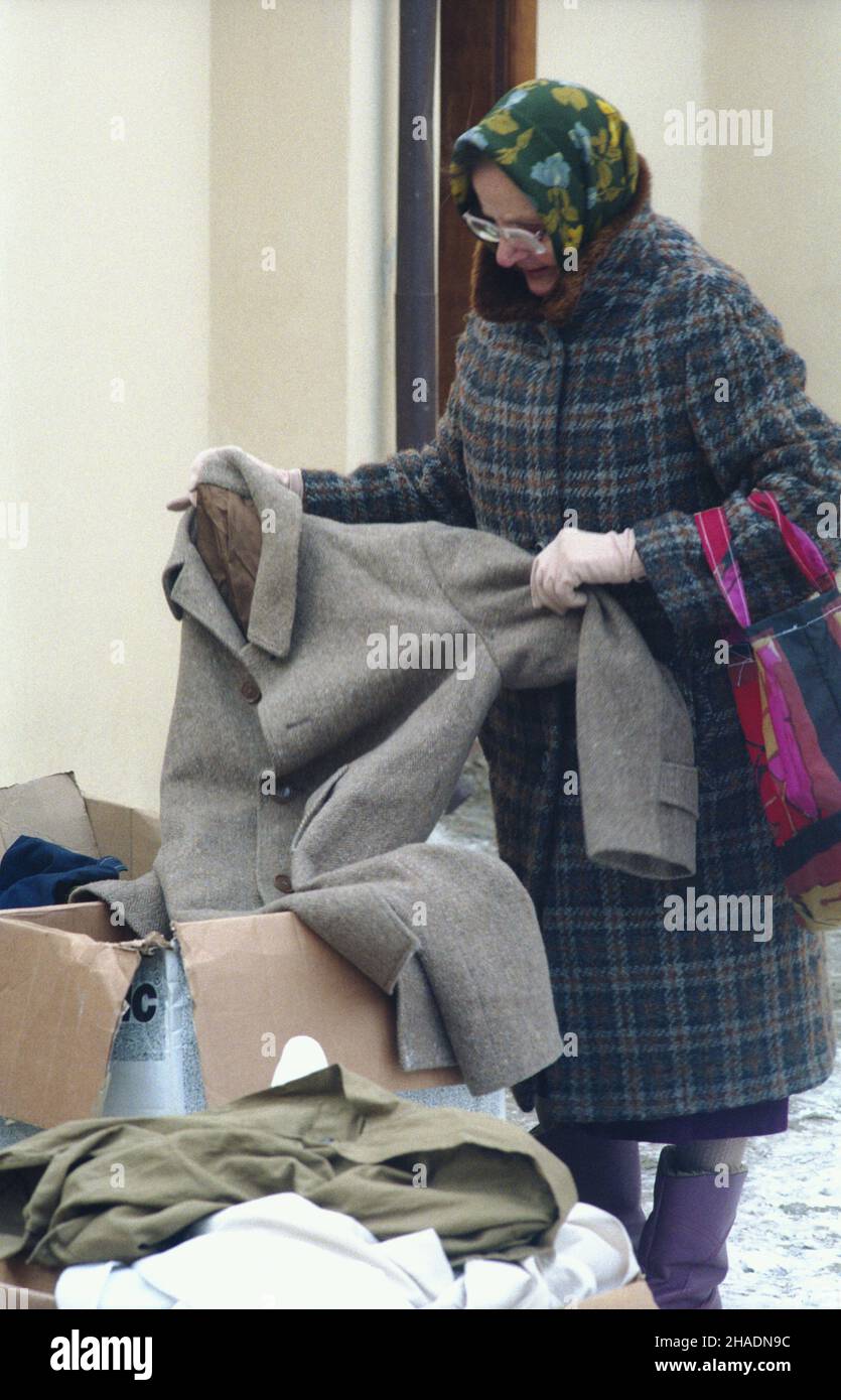 Lublin 11,1993. Bractwo Mi³osierdzia im. Œwiêtego Brata Alberta przy ul. Zielonej 3 opiekuje siê ubogimi, bezrobotnymi, bezdomnymi. Prowadzi m.in. bezp³atn¹ jad³odajniê i rozdaje odzie¿ pochodz¹c¹ z darów. mw PAP/Miros³aw Trembecki Dok³adny dzieñ wydarzenia nieustalony. Lublin November 1993. St Brother Albert Aid Society in der Zielona Street 3 hilft Armen, Arbeitslosen, Obdachlosen, betreibt Küchen, verteilt Kleidung. mw PAP/Miroslaw Trembecki Veranstaltungstag unbekannt Stockfoto