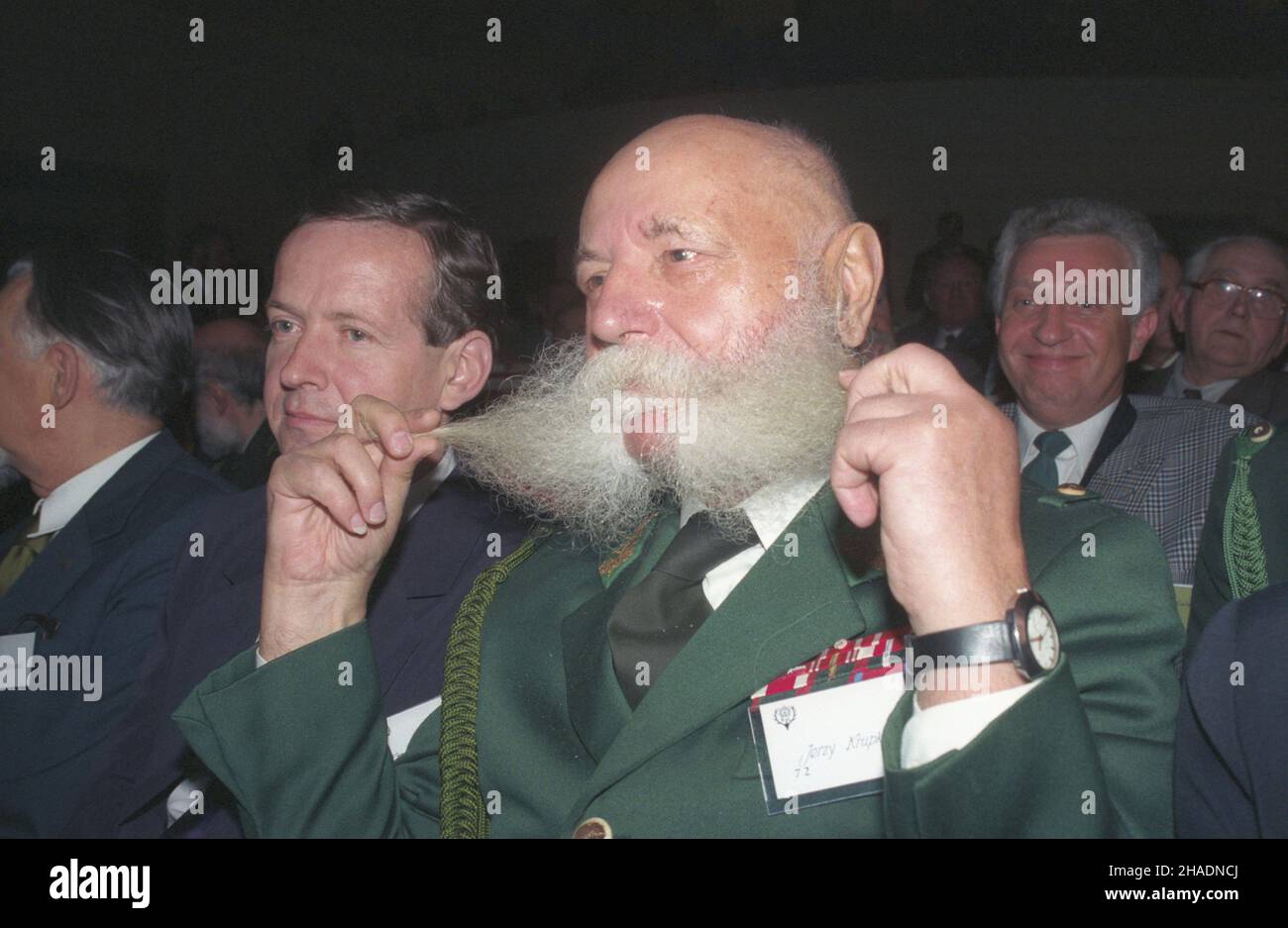 Warszawa 09.11.1993. Sala Kongresowa, uroczystoœæ z okazji 70-lecia Polskiego Zwi¹zku £owieckiego. NZ. m.in. zas³u¿ony myœliwy prof. Jerzy Krupka (w¹sy) z Lubelskiego Ko³a £owieckiego nr 74 pn. Kaczuszka. mw PAP/Teodor Walczak Warschau 9. November 1993. Die Zeremonie anlässlich des 70th-jährigen Jubiläums der Jagdunion im Kongresssaal des Wissenschafts- und Kulturpalastes. Abgebildet unter anderem: hunter, Professor Jerzy Krupka (Schnurrbart) vom Lubliner Jagdkreis. mw PAP/Teodor Walczak Stockfoto