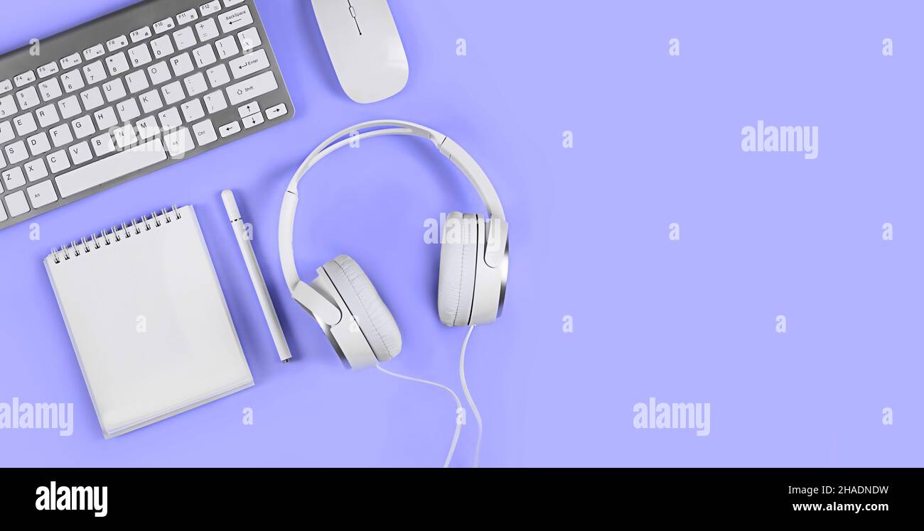 Banner auf sehr peri Lavendel Hintergrund, flach Lay Home Office, Online-Bildung, Webinare. Stockfoto