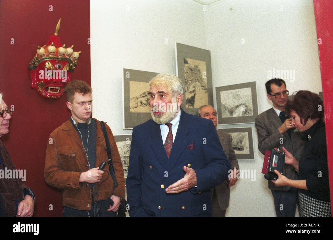 Warszawa 12.11.1993. Rysunki z Azji, wystawa prac Aleksandra Kobzdeja, Tadeusza Kulisiewicza i Andrzeja Strumi³³o (C) w Gallerii Azjatyckiej przy ul. Freta 5. mw PAP/Zbigniew Matuszewski Warschau 12. November 1993. Zeichnungen aus Asien, die Ausstellung von Arbeiten von Aleksander Kobzdej, Tadeusz Kulisiewicz und Andrzej Strumillo (Mitte) in der Asian Gallery, 5 Freta Steet. mw PAP/Zbigniew Matuszewski Stockfoto