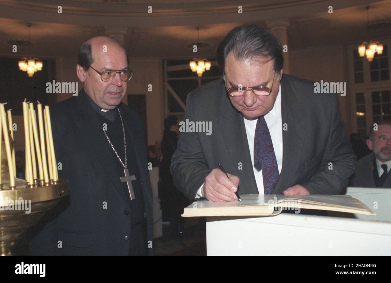 Warszawa 28.11.1993. W 60. rocznicê tzw. Wielkiego G³odu na Ukrainie (w latach 1932-33), w koœciele Ewangelicko-Augsburskim przy placu Ma³achowskiego odby³ siê koncert pt. Requiem, poœwiêcone pamiêci ofiar. NZ. ambasador Ukrainy Giennadij Udowenko wpisuje siê do ksiêgi pami¹tkowej, obok duchowny luterañski proboszcz parafii Œwiêtej Trójcy ks. Jan Walter. mw PAP/Adam Urbanek Warschau 28. November 1993. Ein Requiem-Konzert zum Gedenken an die Opfer einer Hungersnot in der Ukraine (1932-33) in der Evangelisch-Augsburger Kirche auf dem Malachowskiego-Platz zum 60th. Jahrestag der Hungersnot. Im Bild: Ukraine Stockfoto