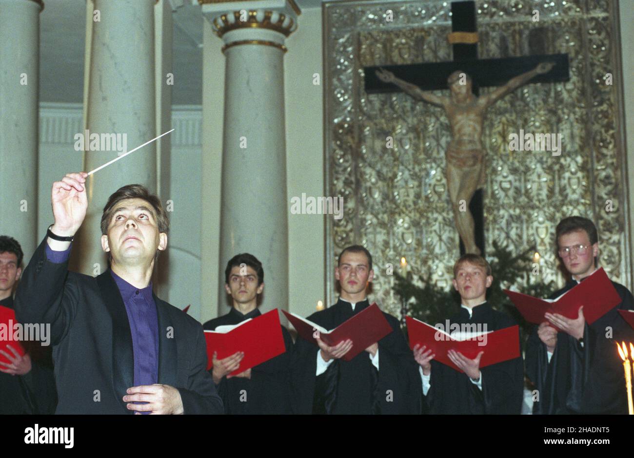 Warszawa 28.11.1993. W 60. rocznicê tzw. Wielkiego G³odu na Ukrainie (w latach 1932-33), w koœciele Ewangelicko-Augsburskim przy placu Ma³achowskiego odby³ siê koncert pt. Requiem, poœwiêcone pamiêci ofiar. NZ. Utwory ukraiñskiej muzyki cerkiewnej wykonuje chór mêski Moisey, dyryguje ksi¹dz Bogdan Moisey Drozd (L). mw PAP/Adam Urbanek Warschau 28. November 1993. Ein Requiem-Konzert zum Gedenken an die Opfer einer Hungersnot in der Ukraine (1932-33) in der Evangelisch-Augsburger Kirche auf dem Malachowskiego-Platz zum 60th. Jahrestag der Hungersnot. Im Bild: Männerchor Moisey mit Ukrainischer Orthod Stockfoto