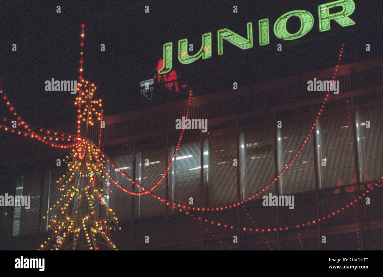 Warszawa 29.11.1993. Dekoracje ulic i sklepów przed œwi¹tami Bo¿Ego Narodzenia. Nz. Domy Towarowe Centrum przy ulicy Marsza³kowskiej. mw PAP/Andrzej Rybczyñski Warschau 29. November 1993. Straßen- und Ladendekorationen vor Weihnachten. Im Bild: Kaufhäuser Centrum in der Marszalkowska Straße. mw PAP/Andrzej Rybczynski Stockfoto