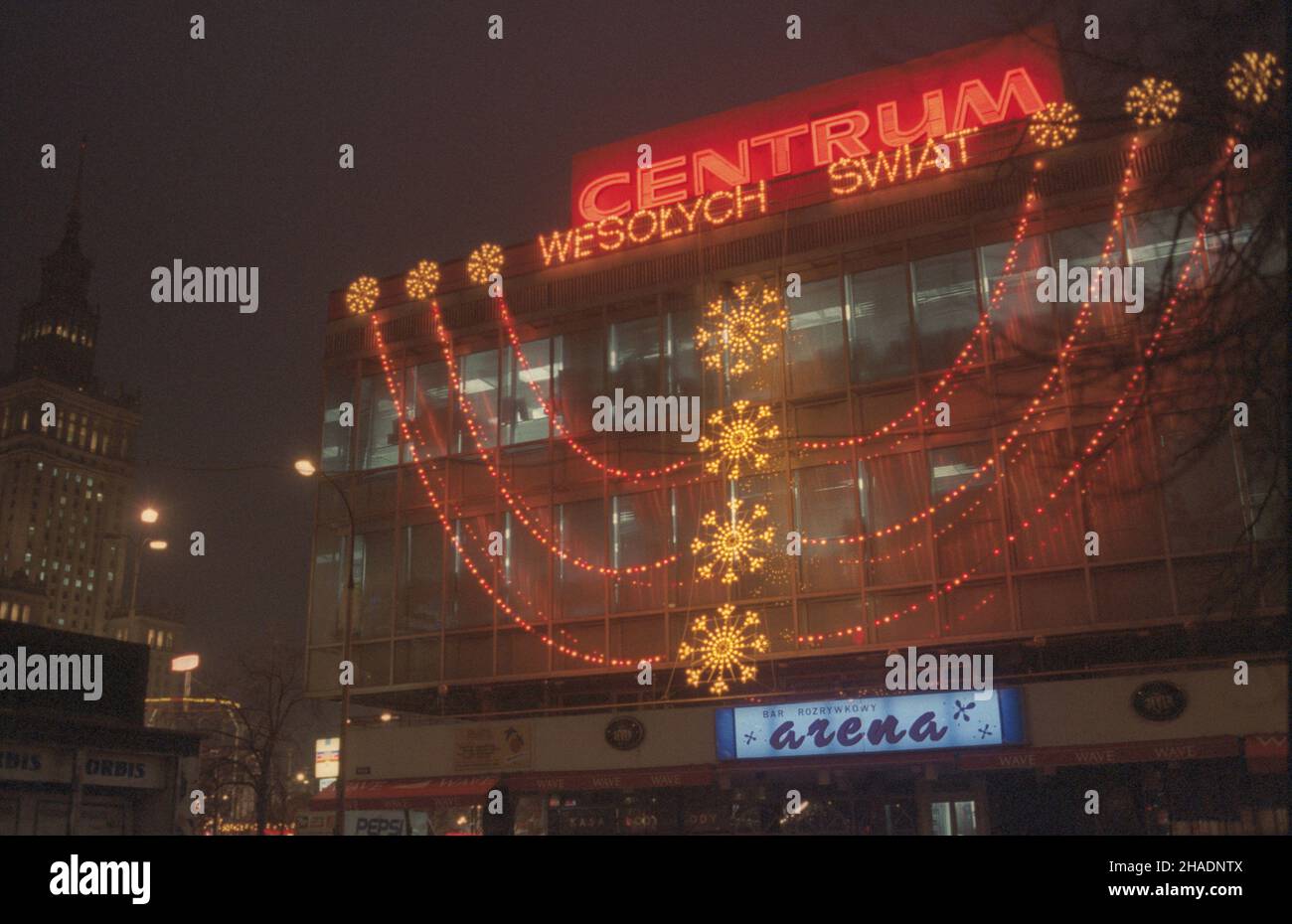 Warszawa 29.11.1993. Dekoracje ulic i sklepów przed œwi¹tami Bo¿Ego Narodzenia. Nz. Domy Towarowe Centrum przy ulicy Marsza³kowskiej. mw PAP/Andrzej Rybczyñski Warschau 29. November 1993. Straßen- und Ladendekorationen vor Weihnachten. Im Bild: Kaufhäuser Centrum in der Marszalkowska Straße. mw PAP/Andrzej Rybczynski Stockfoto