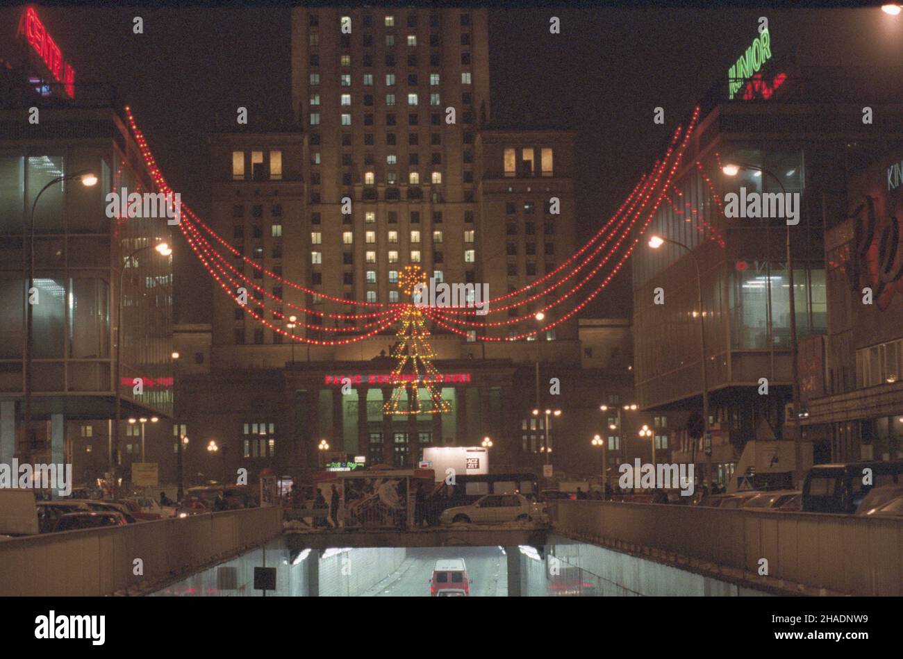 Warszawa 29.11.1993. Dekoracje ulic i sklepów przed œwi¹tami Bo¿Ego Narodzenia. Nz. œwi¹teczna ozdoba z lampek rozwieszona nad ulic¹ Z³ot¹ miêdzy Domami Towarowymi Sawa (L) i Junior (P). W g³êbi Pa³ac Kultury i Nauki. mw PAP/Andrzej Rybczyñski Warschau 29. November 1993. Straßen- und Ladendekorationen vor Weihnachten. Im Bild: Weihnachtsschmuck zwischen der Zlota Street und den Kaufhäusern Sawa (L) und Junior (R). Im Hintergrund der Palast der Kultur und Wissenschaft. mw PAP/Andrzej Rybczynski Stockfoto