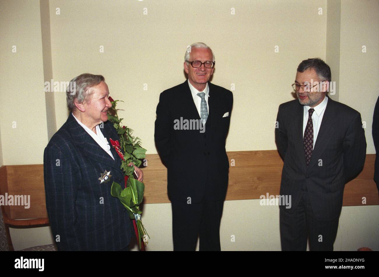 Warszawa 01.12.1993. Belweder, wrêczenie odznaczenia Krzy¿ Komandorski z Gwiazd¹ Orderu Odrodzenia Polski El¿biecie Zawackiej (kurierka Komendy G³ównej Armii Krajowej, cichociemna). NZ. Odznaczenie wrêczy³ szef Kancelarii Prezydenta RP Janusz Zió³kowski (C), rzecznik prasowy Prezydenta RP Andrzej Drzycimski (P). mta PAP/Janusz Mazur Warschau 1. Dezember 1993. Das Schloss Belvedere, eine Zeremonie zur Überreichung des Kommandeurskreuzes mit einem Stern des Polonia Restituta Ordens an Elzbieta Zawacka, Kurierin und Fallschirmjägerin der Heimatarmee, der dominierenden polnischen Widerstandsbewegung während der s Stockfoto