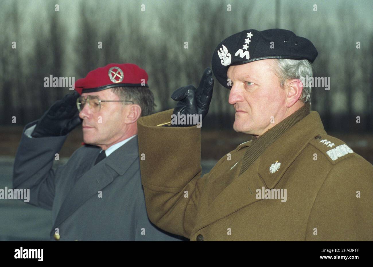 Wroc³aw 03.12.1993. Na zaproszenie szefa Sztabu Generalnego Wojska Polskiego genera³a broni Tadeusza Wileckiego (P) wizytê w Polsce z³o¿y³ inspektor generalny Bundeswehry genera³ Klaus Naumann (L). mta PAP/Adam Hawa³ej Breslau 3. Dezember 1993. Generalinspekteur der Bundeswehr, General Klaus Naumann (L), besucht Polen auf Einladung des Stabschefs der Polnischen Armee, General Tadeusz Wiledcki (R). mta PAP/Adam Hawalej Stockfoto