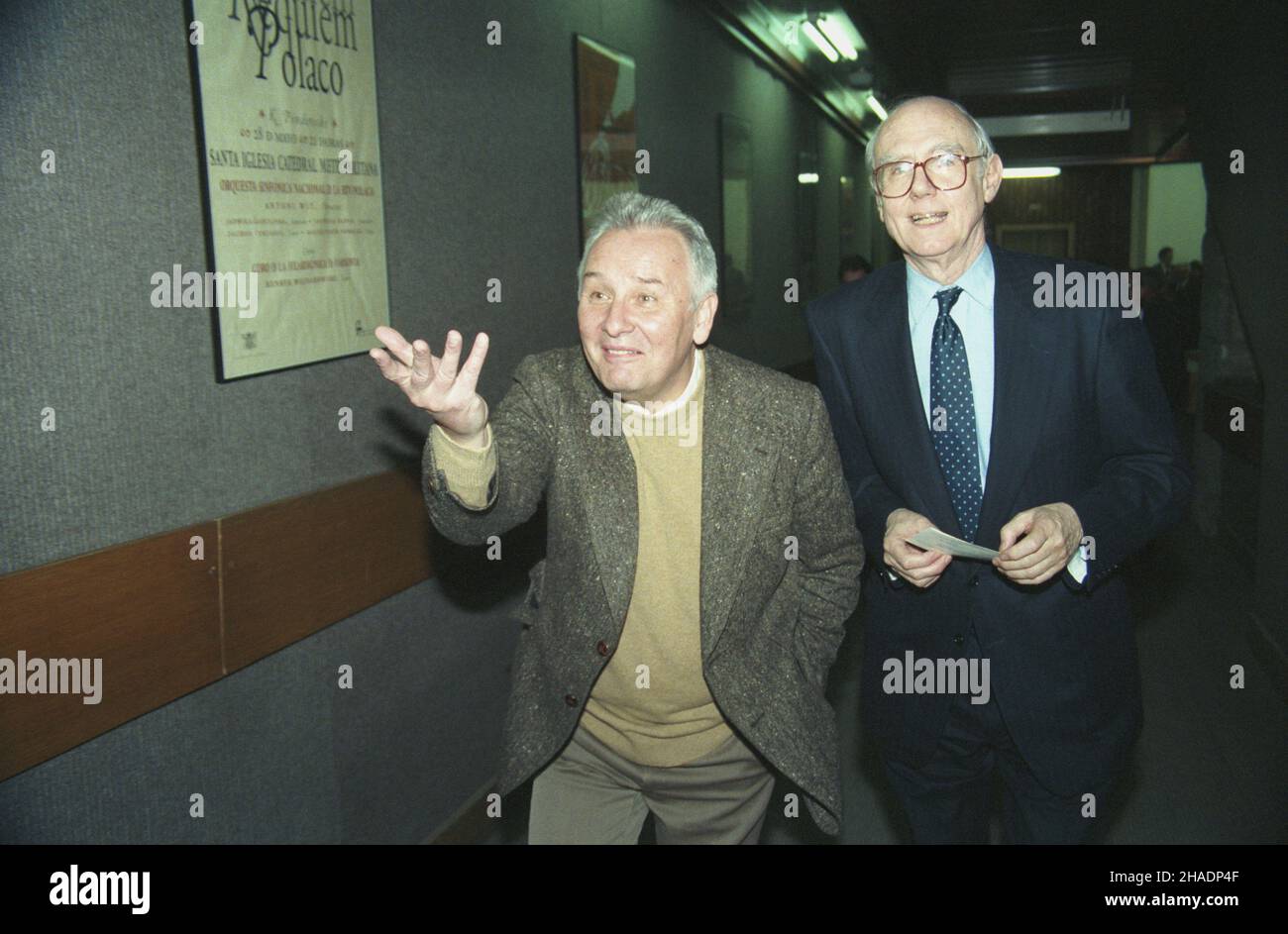 Katowice 06.12.1993. Henryk Miko³aj Górecki (L), polski kompozytor wspó³czesnej muzyki powa¿nej. Jubileusz 60 urodzin artysty w siedzibie Wielkiej Orkiestry Symfonicznej Polskiego Radia w Katowicach (WOSPR). mta PAP/Stanis³aw Jakubowski Katowice 06. Dezember 1993. Henryk Miko³aj Gorecki, polnischer Komponist moderner Musik. Das 60th-jährige Jubiläum am Sitz des Großen Symphonischen Orchesters des Polnischen Rundfunks in Katowice. mta PAP/Stanislaw Jakubowski Stockfoto