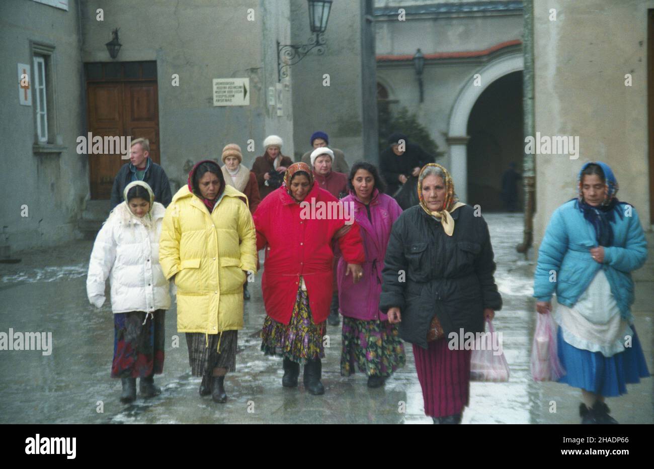 Czêstochowa 08.12.1993. W dniu 8 grudnia na Jasnej Górze obchodzone jest, po³¹czone z pielgrzymk¹, Œwiêto Matki Boskiej Romów, które w roku 1981 zainicjowa³ Krajowy Duszpasterz Cyganów-Romów ks. Edward Weso³ek SJ. NZ. Pielgrzymi - polscy Romowie wyznania rzymskokatolickiego na jasnogórskim dziedziñcu klasztoru oo. Paulinów. mta PAP/Stanis³aw Jakubowski Czestochowa 8. Dezember 1993. Am 8. Dezember wird im Kloster Jasna Gora das Fest der Gottesmutter des Roma-Volkes, begleitet von einer Pilgerfahrt, gefeiert. Das Fest wurde vom polnischen Roma-Priester Edward Wesolek initiiert. Im Bild: Der pi Stockfoto