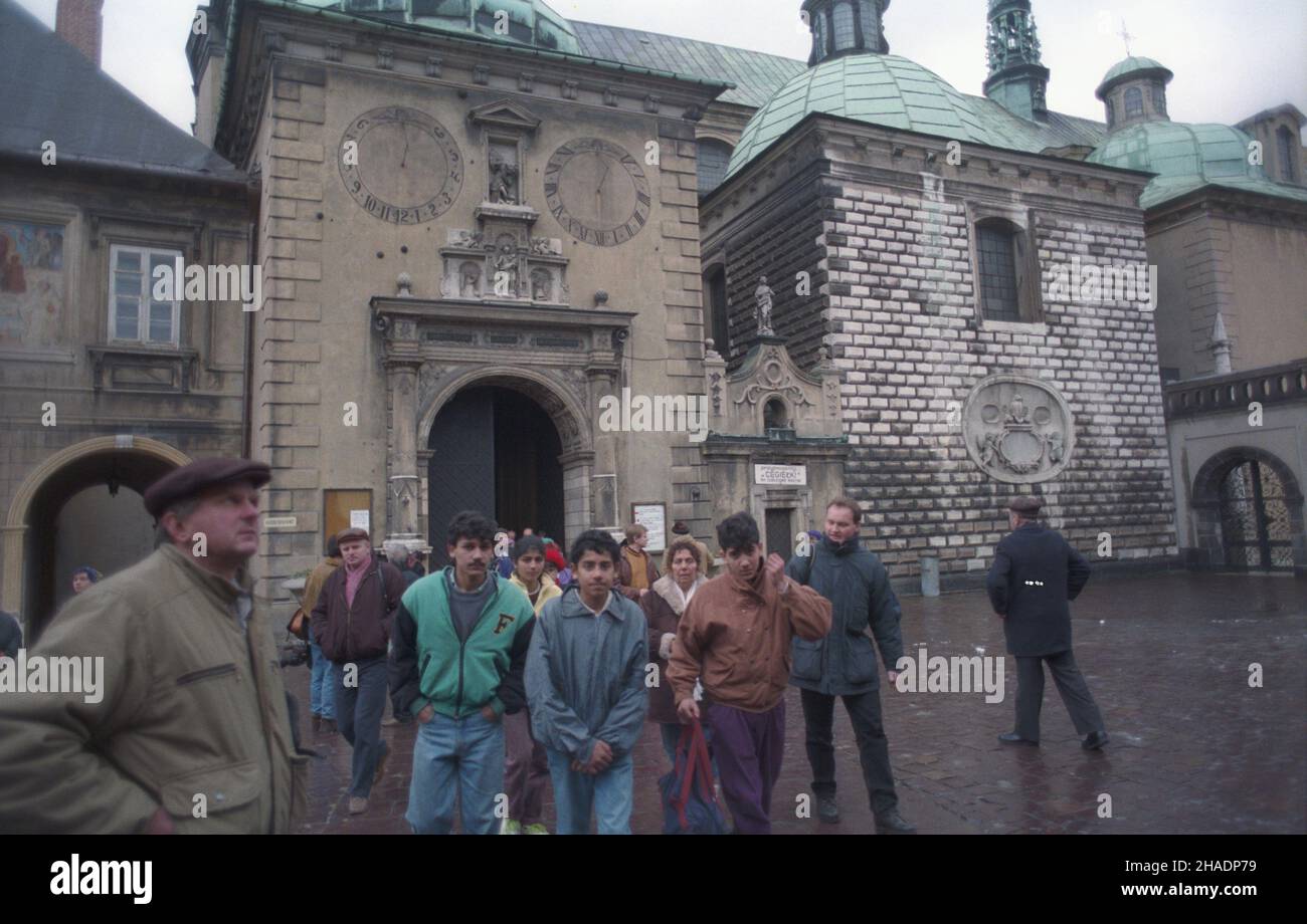 Czêstochowa 08.12.1993. W dniu 8 grudnia na Jasnej Górze obchodzone jest, po³¹czone z pielgrzymk¹, Œwiêto Matki Boskiej Romów, które w roku 1981 zainicjowa³ Krajowy Duszpasterz Cyganów-Romów ks. Edward Weso³ek SJ. NZ. Pielgrzymi - polscy Romowie wyznania rzymskokatolickiego na jasnogórskim dziedziñcu g³ównym klasztoru oo. Paulinów. mta PAP/Stanis³aw Jakubowski Czestochowa 8. Dezember 1993. Am 8. Dezember wird im Kloster Jasna Gora das Fest der Gottesmutter des Roma-Volkes, begleitet von einer Pilgerfahrt, gefeiert. Das Fest wurde vom polnischen Roma-Priester Edward Wesolek initiiert. Abgebildet Stockfoto