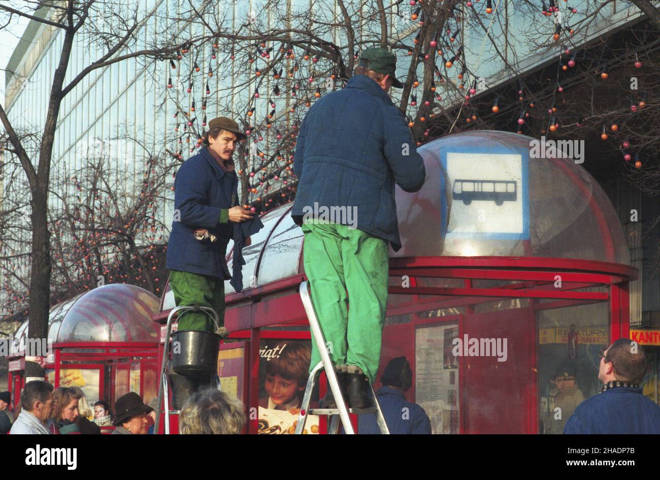 Warszawa 07.12.1993. Dekoracje bo¿onarodzeniowe w Œródmieœciu stolicy. NZ. Wiessanie na drzefach ³añcuchów lampek na ul. Marsza³kowskiej 104/122, Przed Domami Towarowymi Centrum. mta PAP/Zbigniew Matuszewski Warschau 07. Dezember 1993. Weihnachtsschmuck im Zentrum der Hauptstadt. Im Bild: Mit Lampen geschmückte Bäume in der Marszalkowska Straße 104/122; vor dem Kaufhaus Centrum. mta PAP/Zbigniew Matuszewski Stockfoto